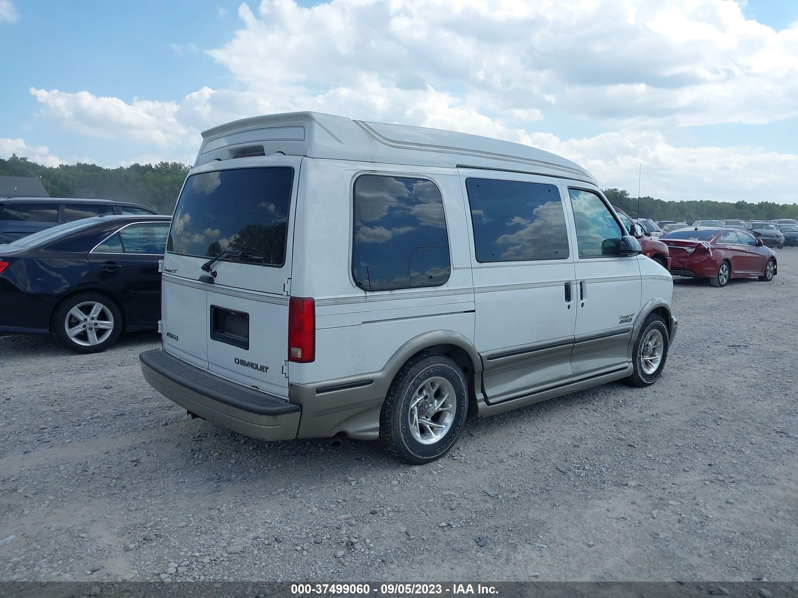 Photo 3 VIN: 1GBDM19X42B107639 - CHEVROLET ASTRO 