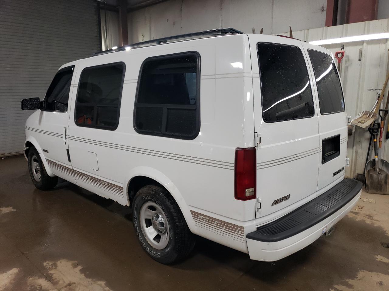 Photo 1 VIN: 1GBDM19X42B113327 - CHEVROLET ASTRO 