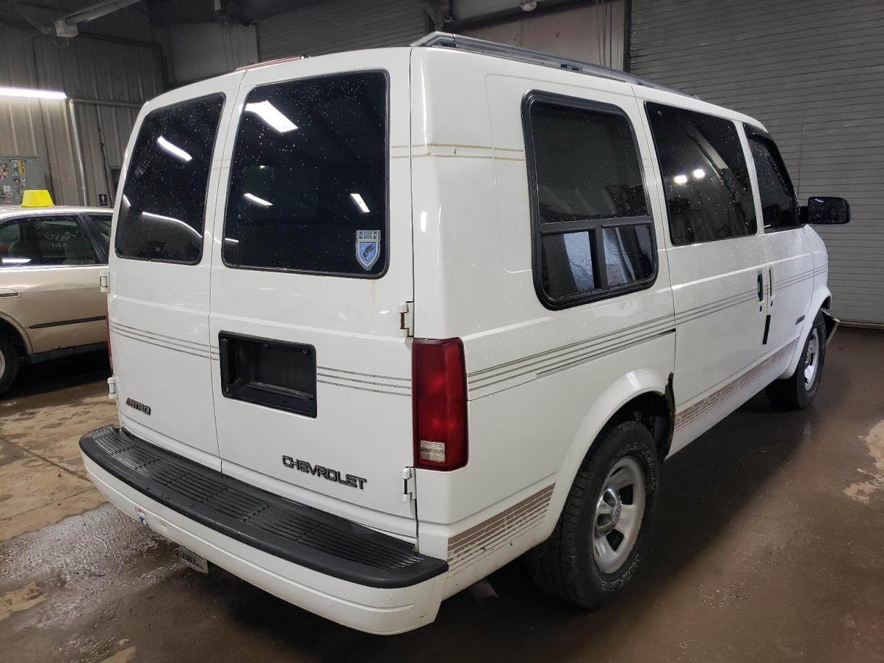 Photo 2 VIN: 1GBDM19X42B113327 - CHEVROLET ASTRO 