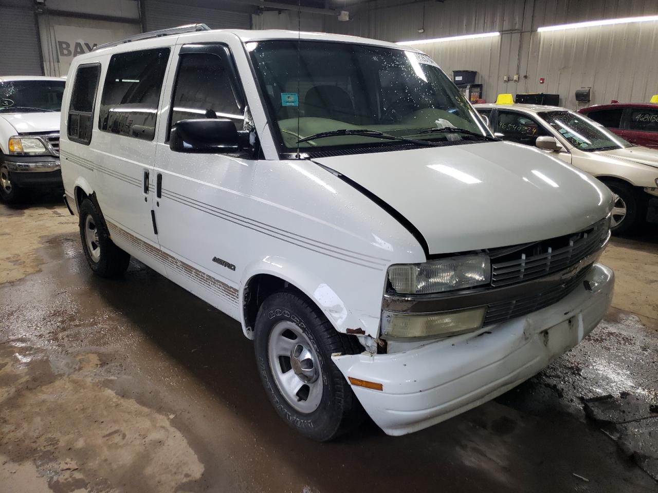 Photo 3 VIN: 1GBDM19X42B113327 - CHEVROLET ASTRO 