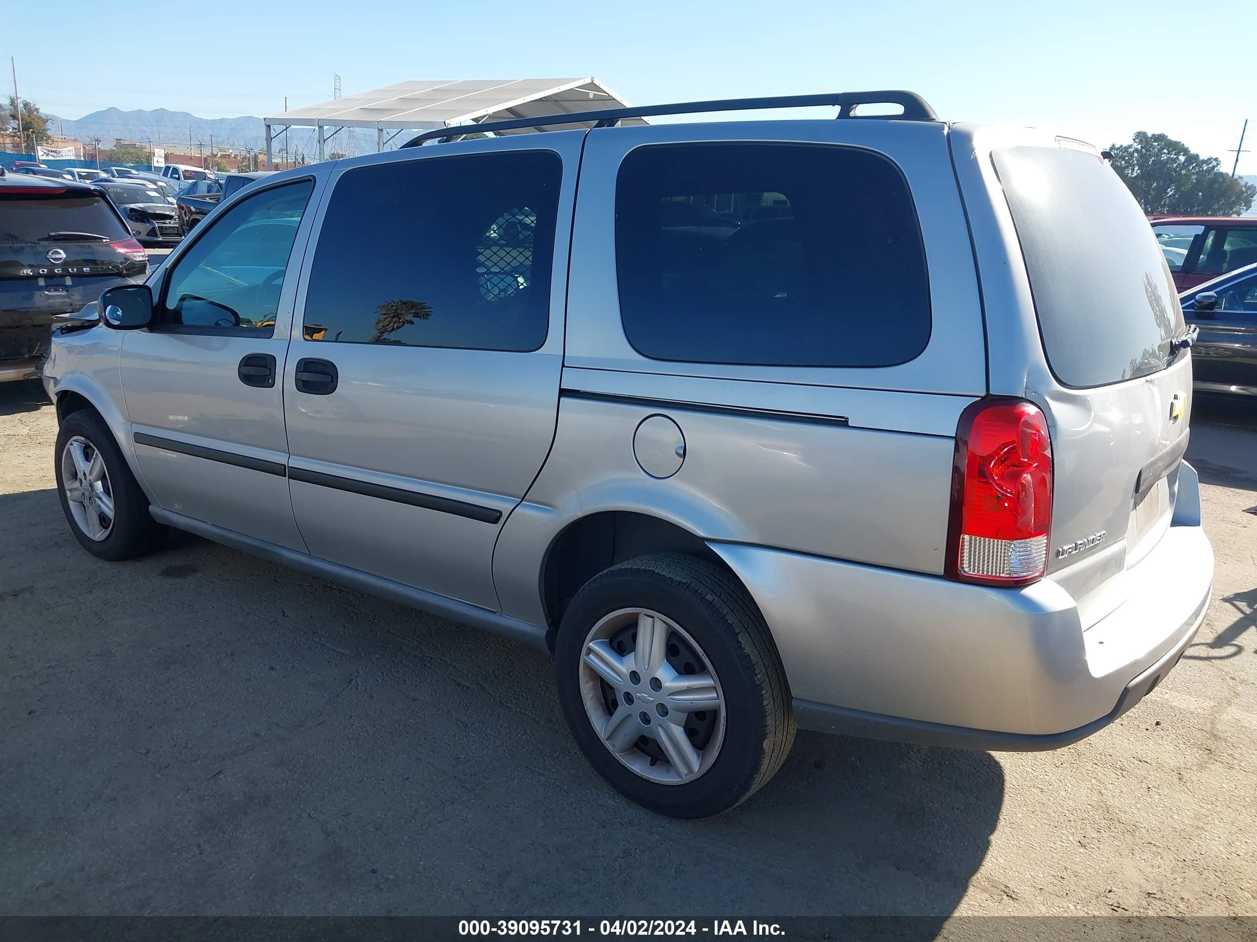 Photo 2 VIN: 1GBDV13LX5D210219 - CHEVROLET UPLANDER 