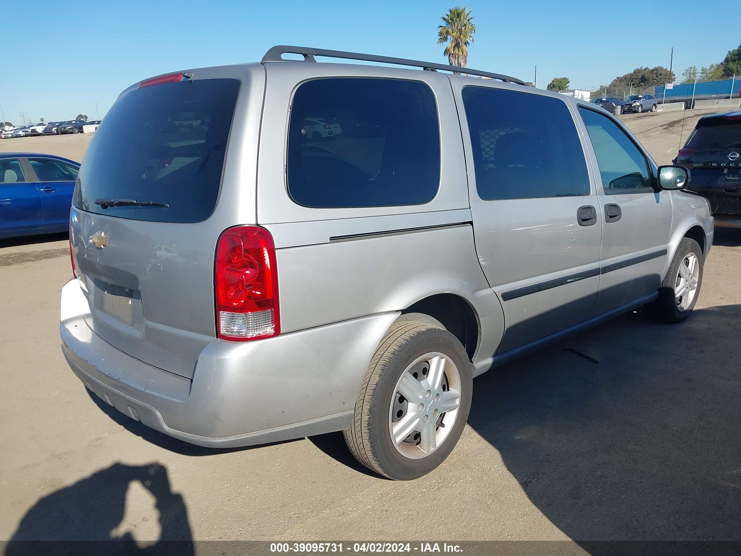 Photo 3 VIN: 1GBDV13LX5D210219 - CHEVROLET UPLANDER 