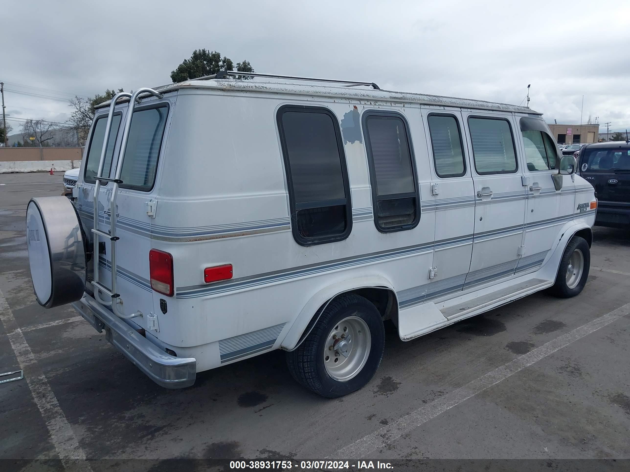 Photo 3 VIN: 1GBEG25K4M7128279 - CHEVROLET VAN 