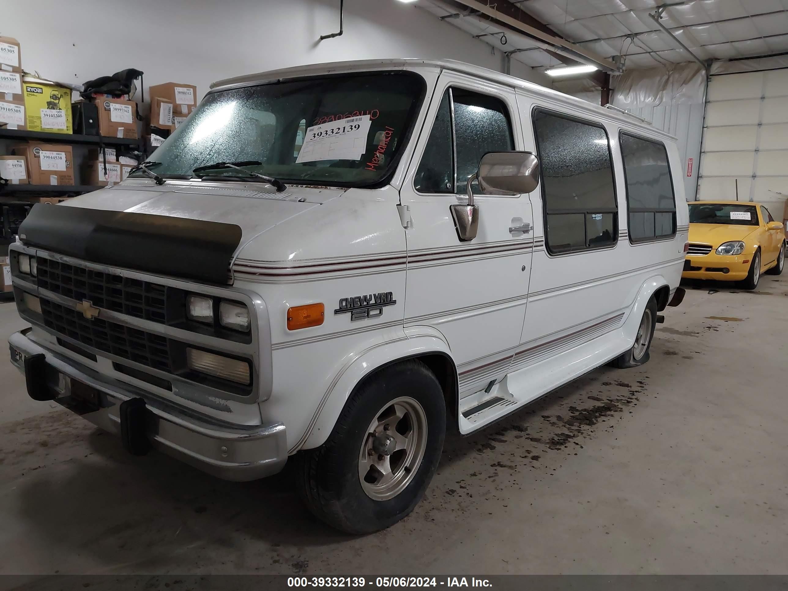 Photo 1 VIN: 1GBEG25K5N7104431 - CHEVROLET VAN 