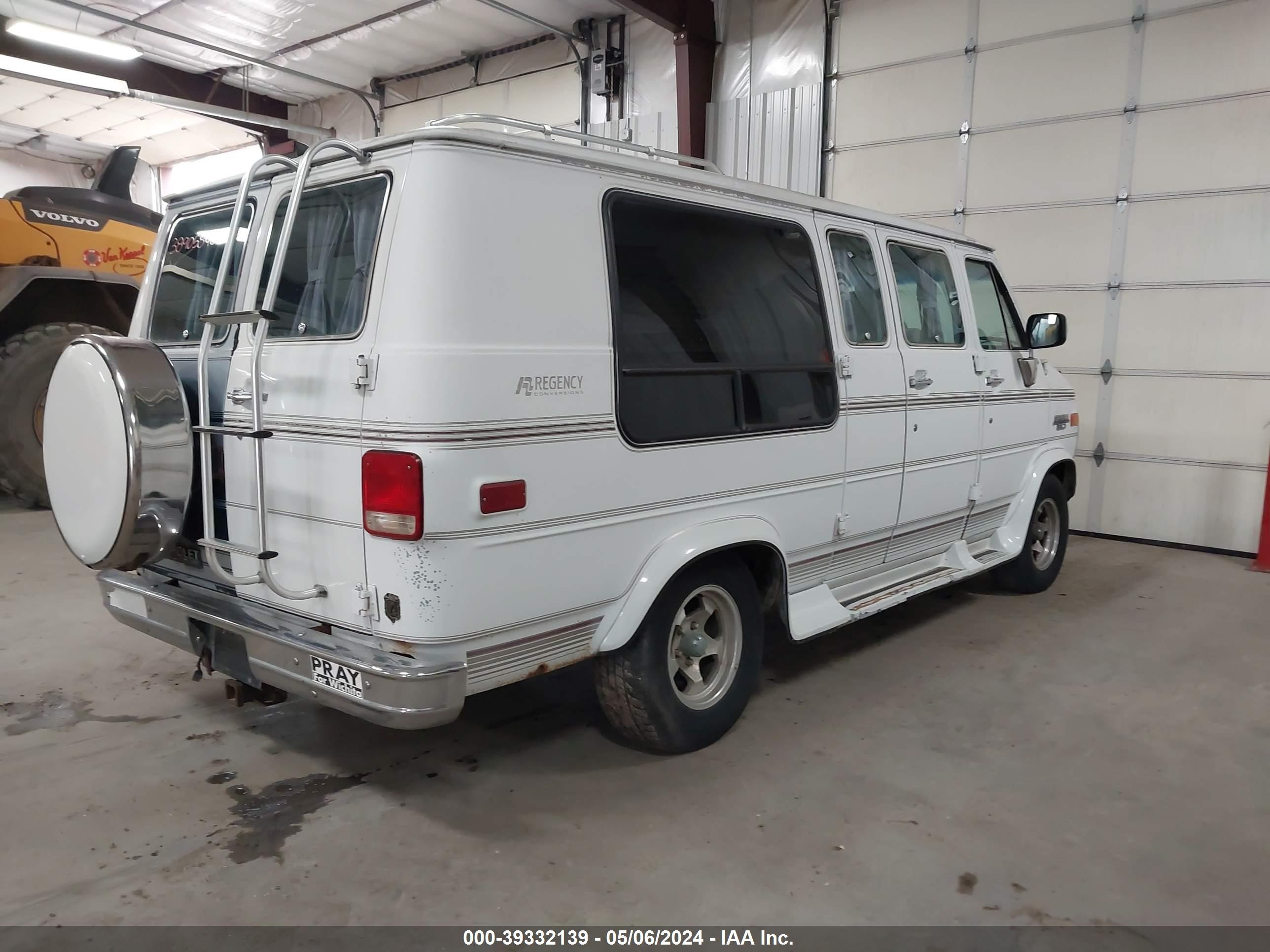 Photo 3 VIN: 1GBEG25K5N7104431 - CHEVROLET VAN 