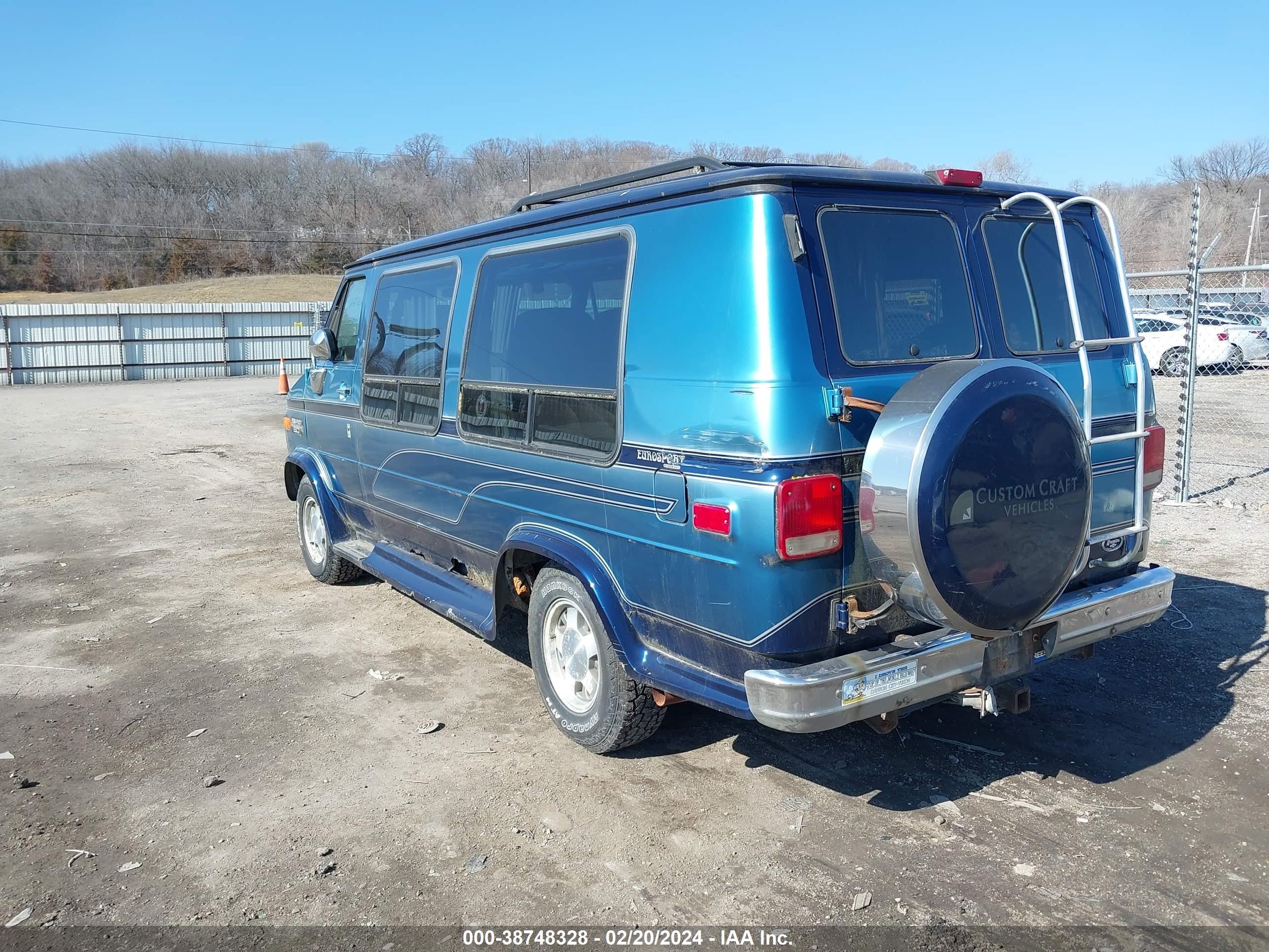 Photo 2 VIN: 1GBEG25K6SF154191 - CHEVROLET VAN 