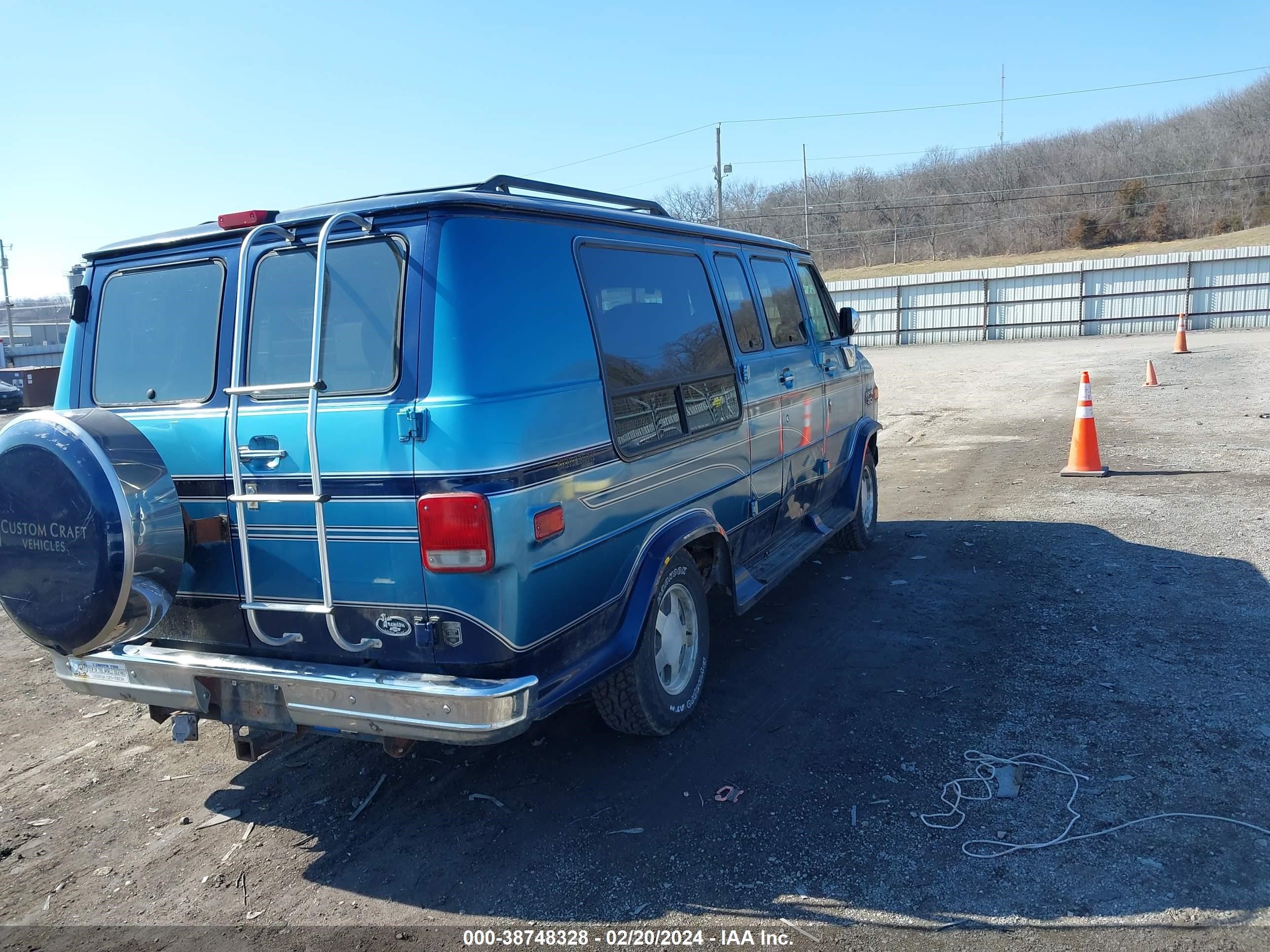 Photo 3 VIN: 1GBEG25K6SF154191 - CHEVROLET VAN 