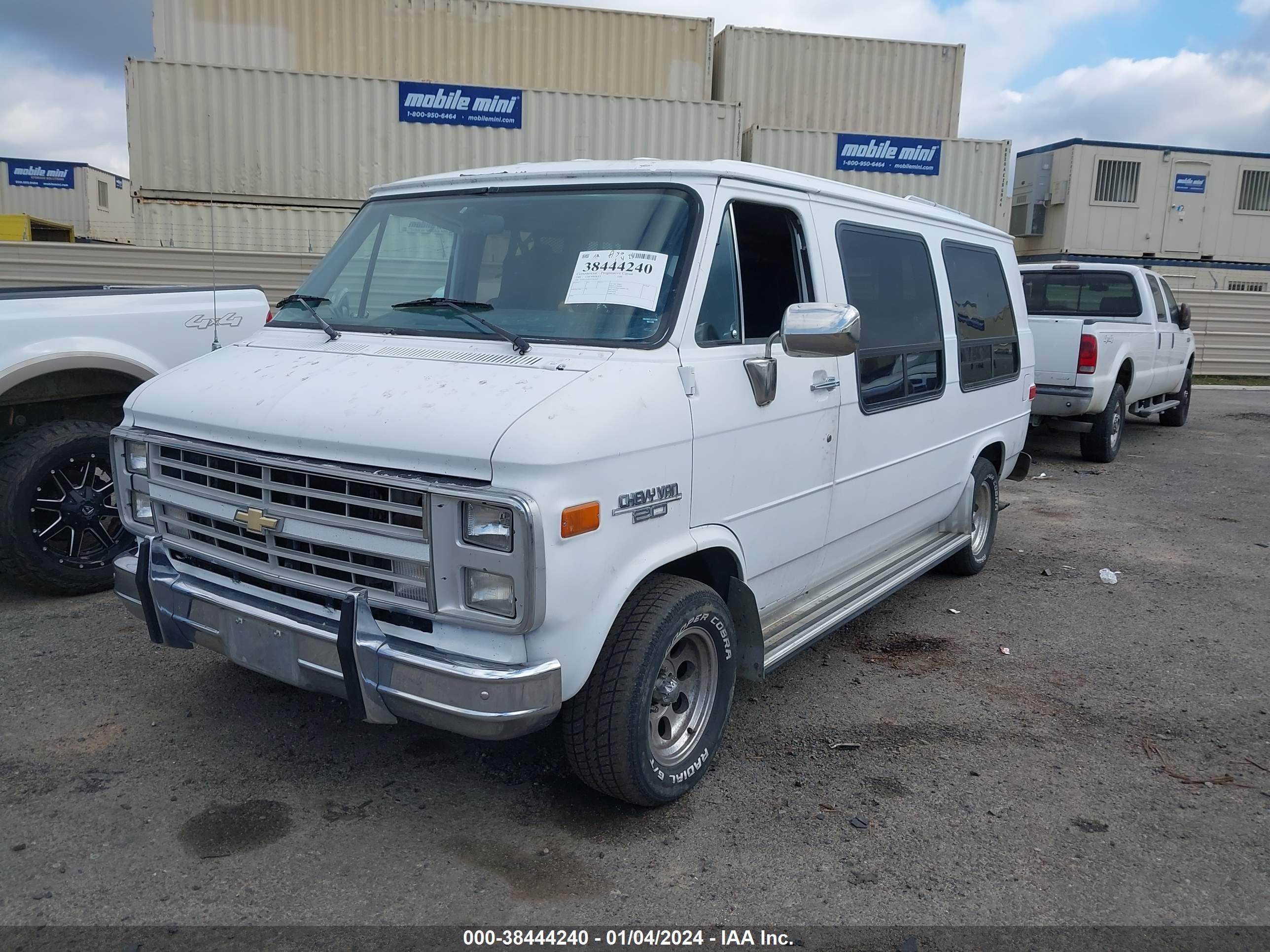 Photo 1 VIN: 1GBEG25KXJ7162142 - CHEVROLET VAN 