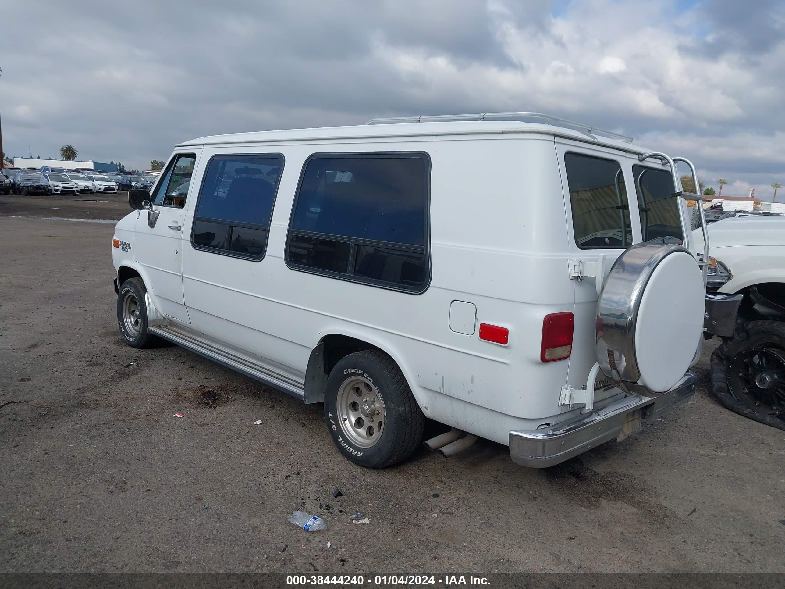 Photo 2 VIN: 1GBEG25KXJ7162142 - CHEVROLET VAN 