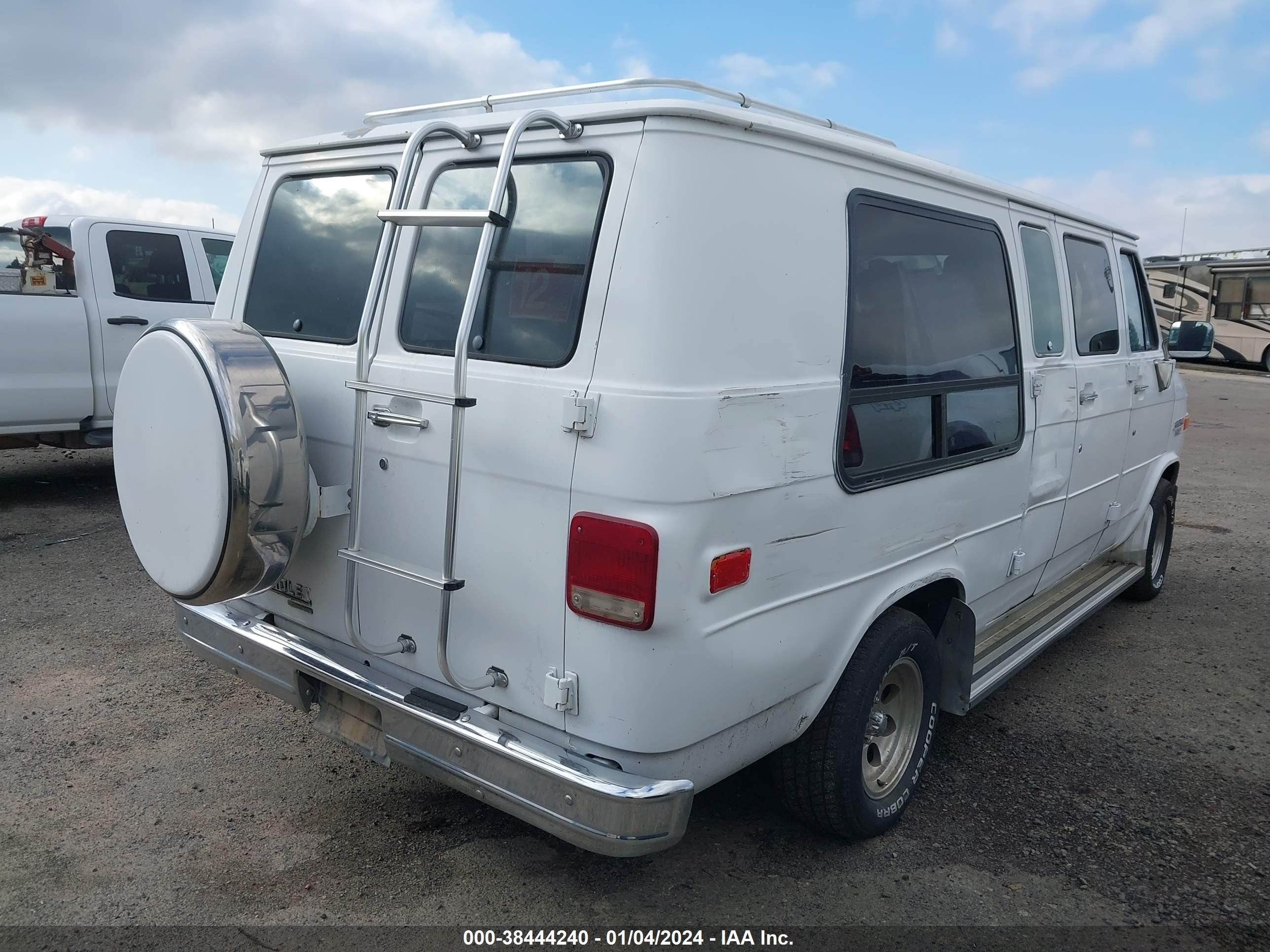 Photo 3 VIN: 1GBEG25KXJ7162142 - CHEVROLET VAN 