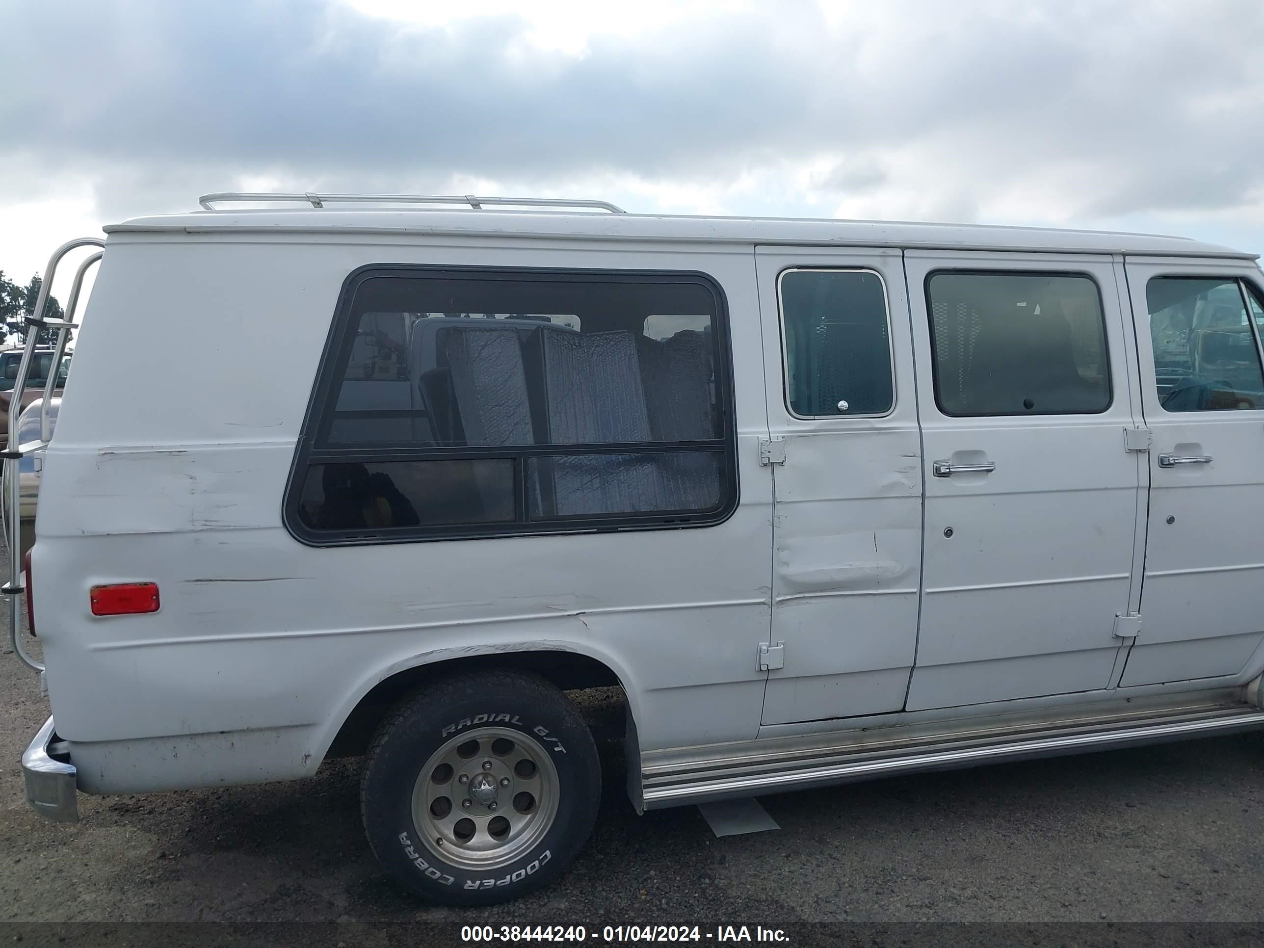 Photo 5 VIN: 1GBEG25KXJ7162142 - CHEVROLET VAN 