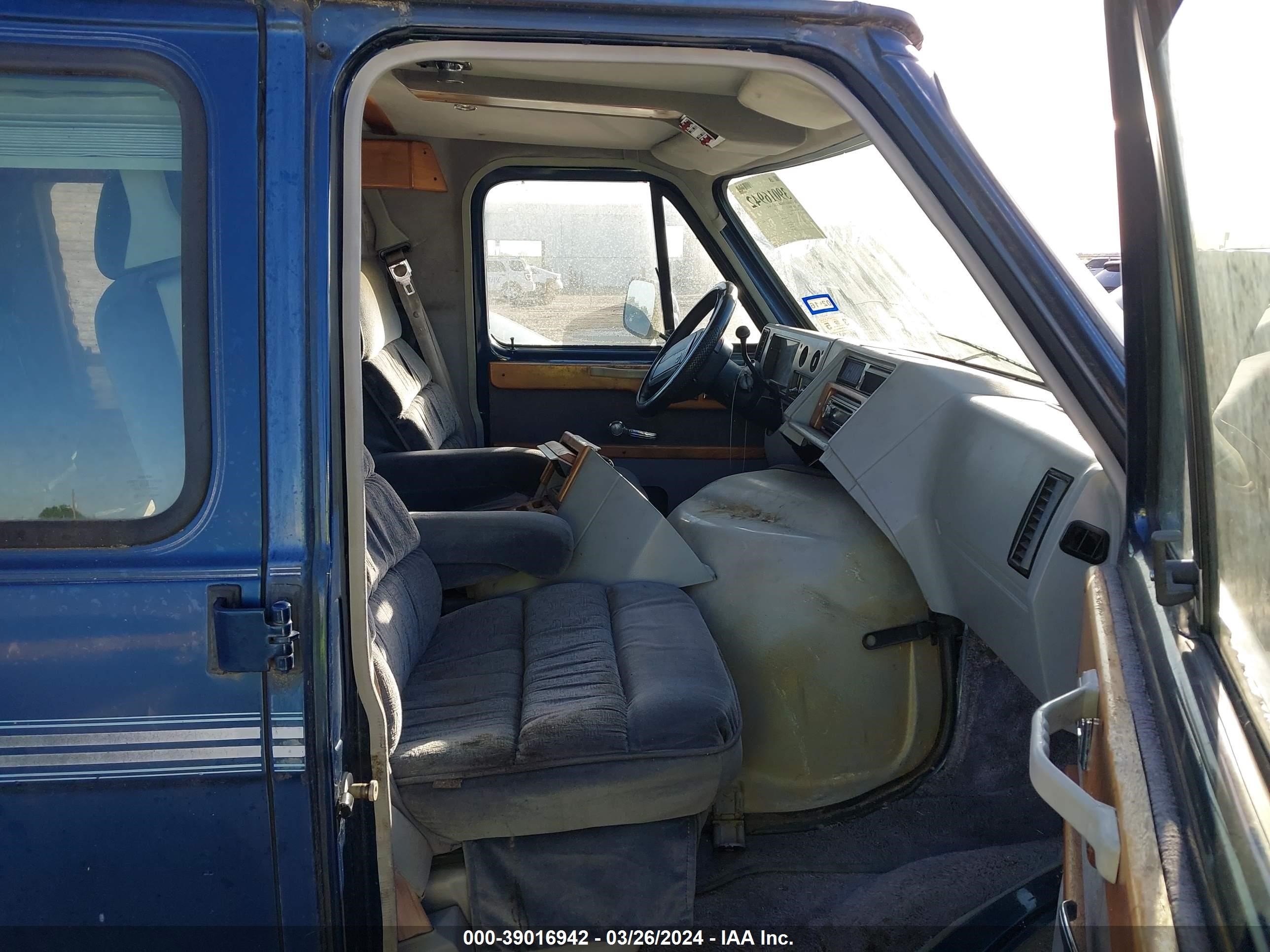 Photo 4 VIN: 1GBEG25Z0SF119028 - CHEVROLET VAN 