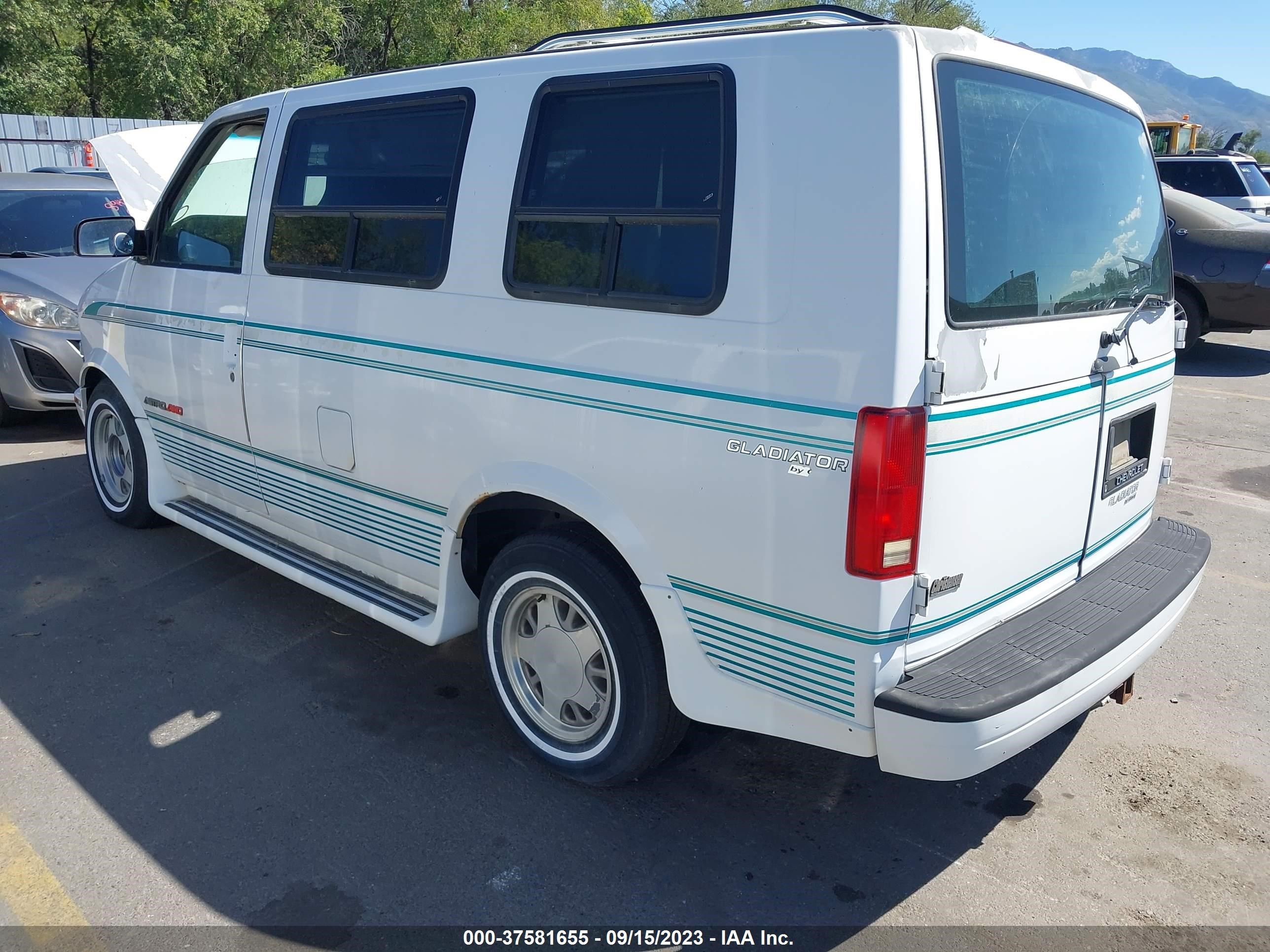 Photo 2 VIN: 1GBEL19W3SB185831 - CHEVROLET ASTRO 