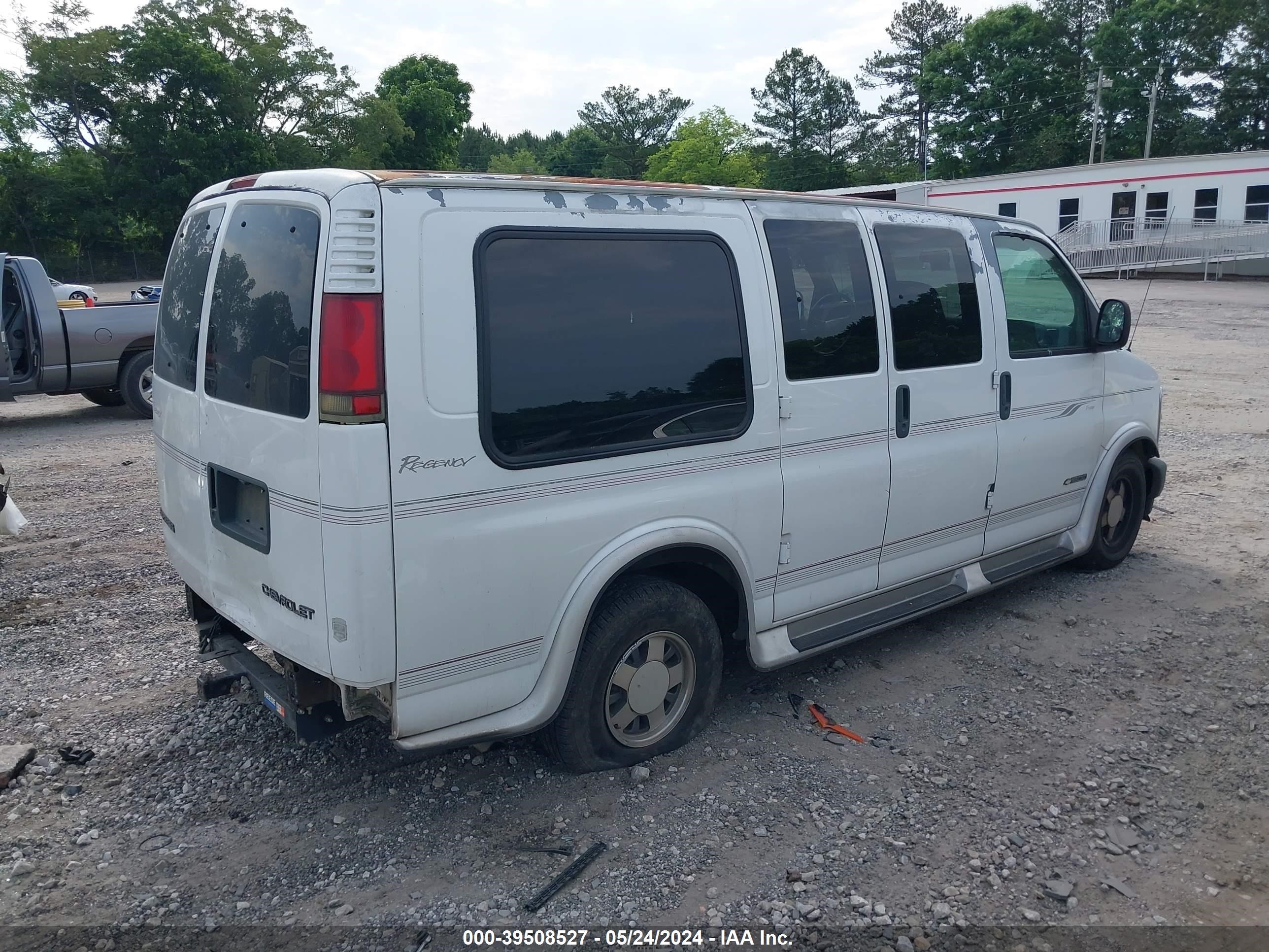 Photo 3 VIN: 1GBFG15M311186110 - CHEVROLET EXPRESS 