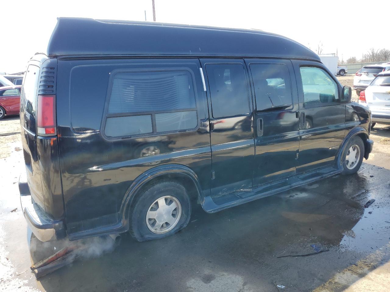 Photo 2 VIN: 1GBFG15R0T1017418 - CHEVROLET VAN 