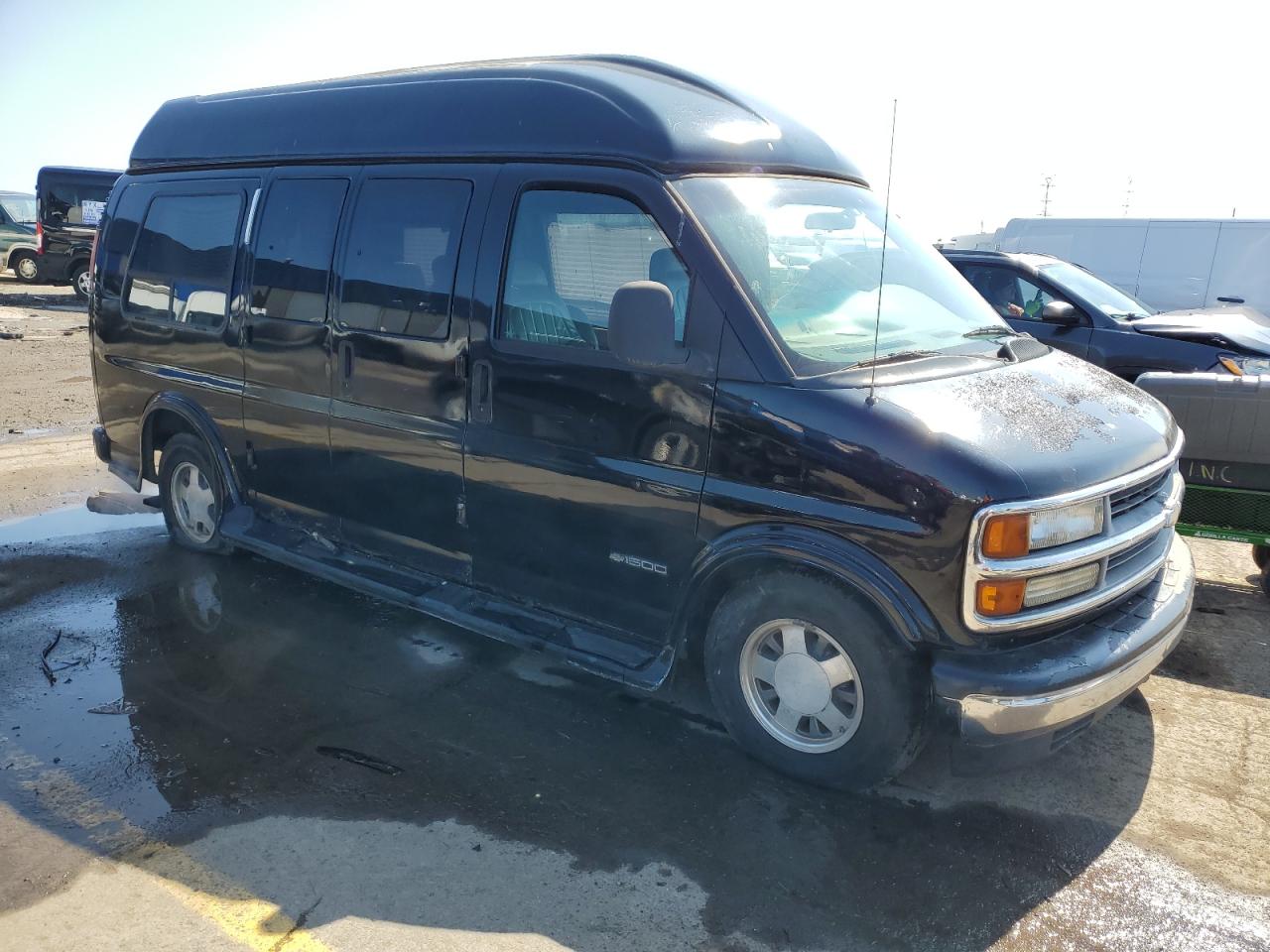 Photo 3 VIN: 1GBFG15R0T1017418 - CHEVROLET VAN 