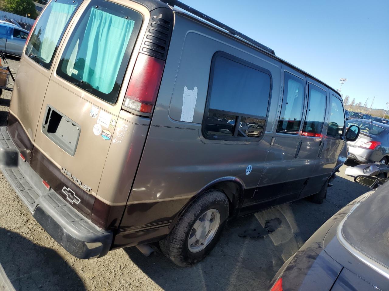 Photo 2 VIN: 1GBFG15R1T1006931 - CHEVROLET VAN 