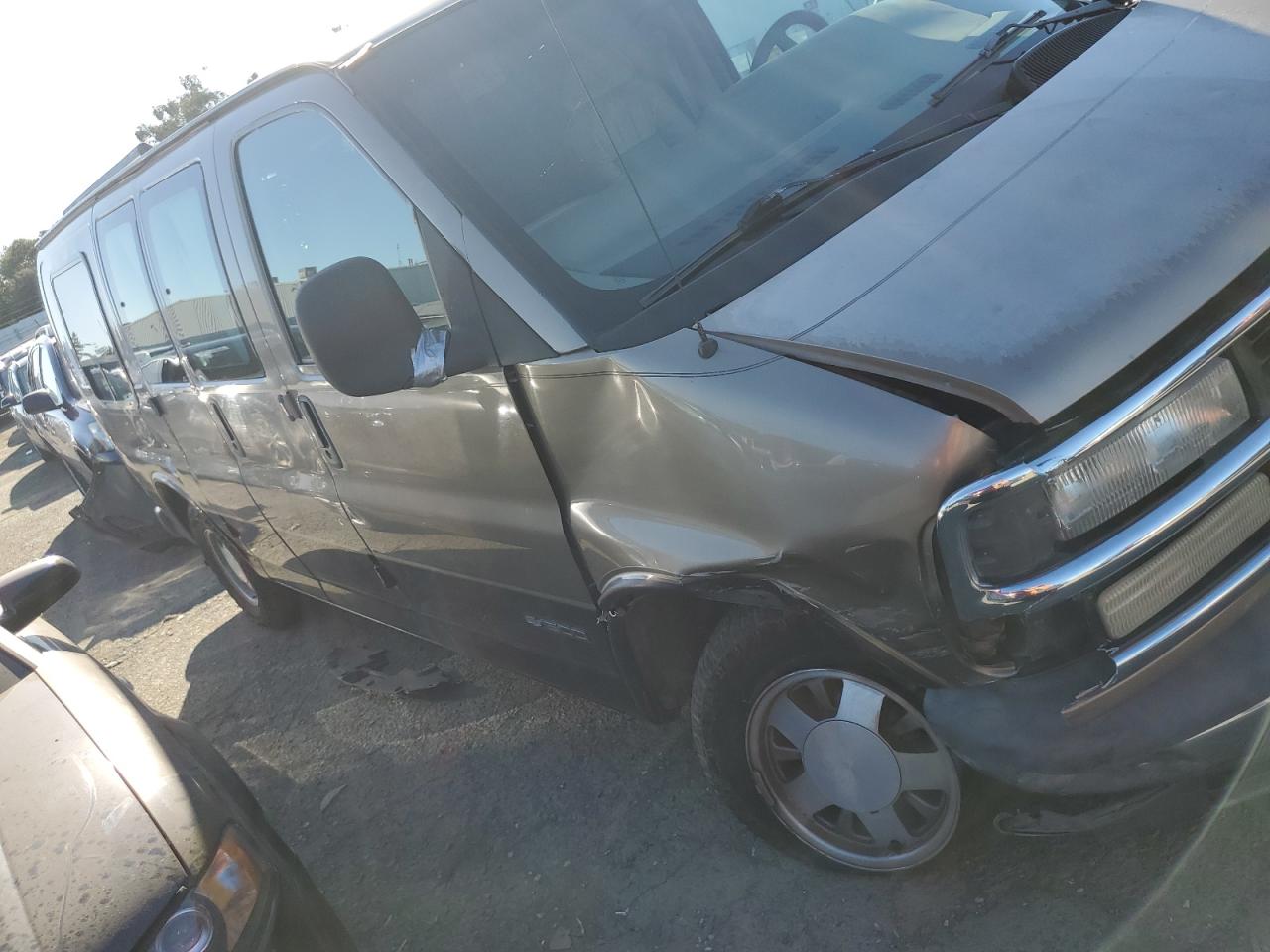 Photo 3 VIN: 1GBFG15R1T1006931 - CHEVROLET VAN 