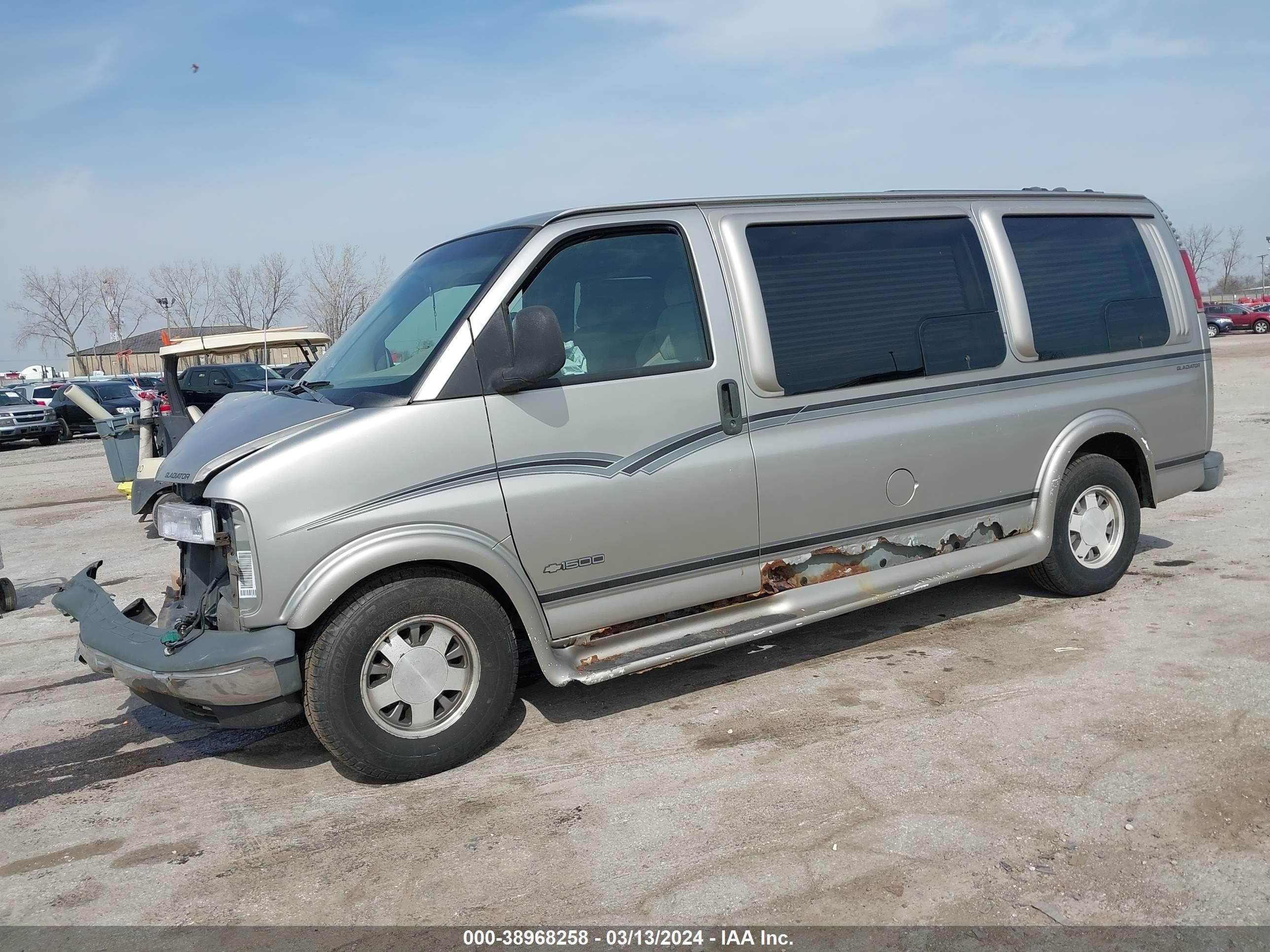 Photo 1 VIN: 1GBFG15R1Y1200236 - CHEVROLET EXPRESS 