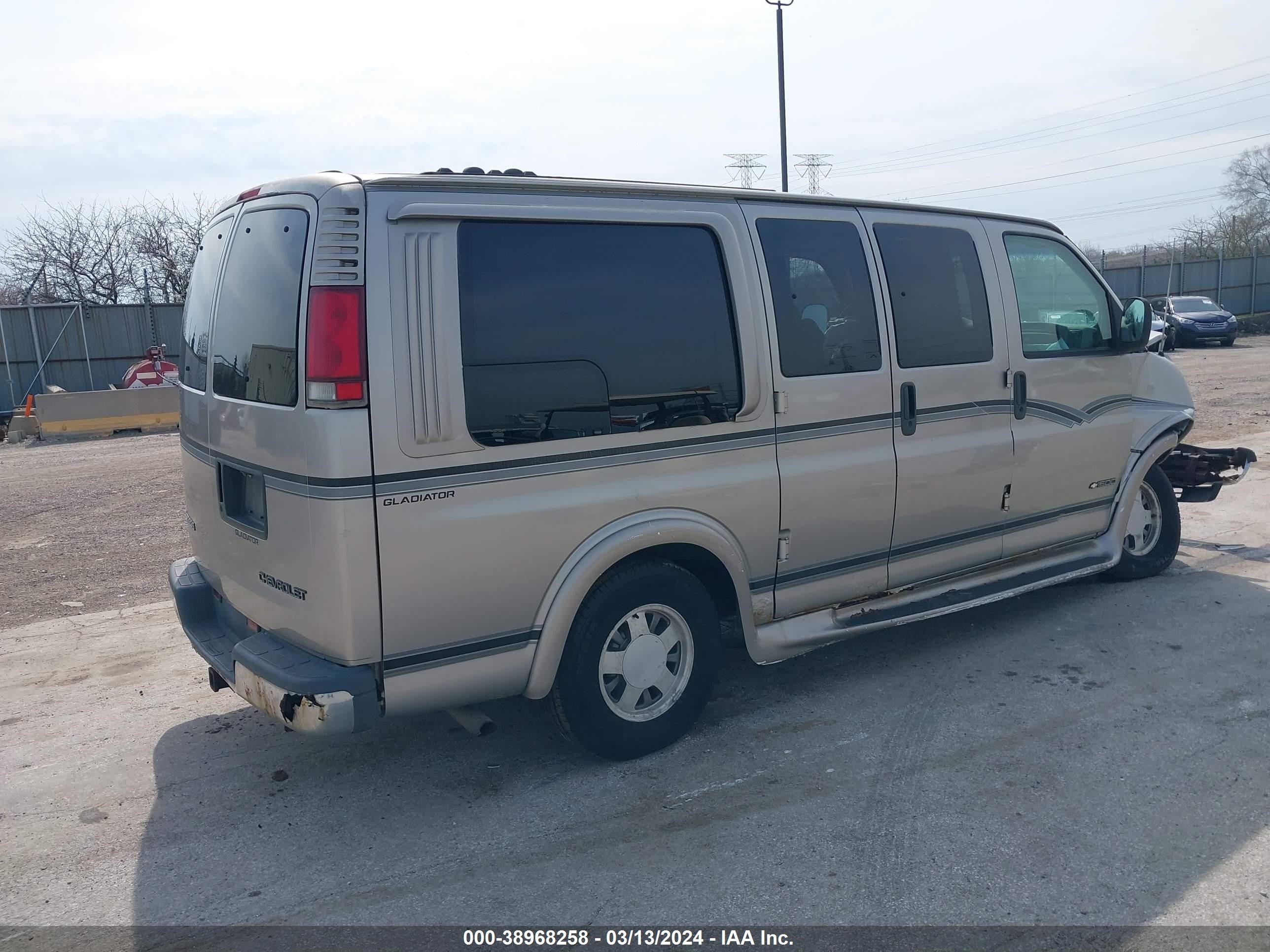 Photo 3 VIN: 1GBFG15R1Y1200236 - CHEVROLET EXPRESS 