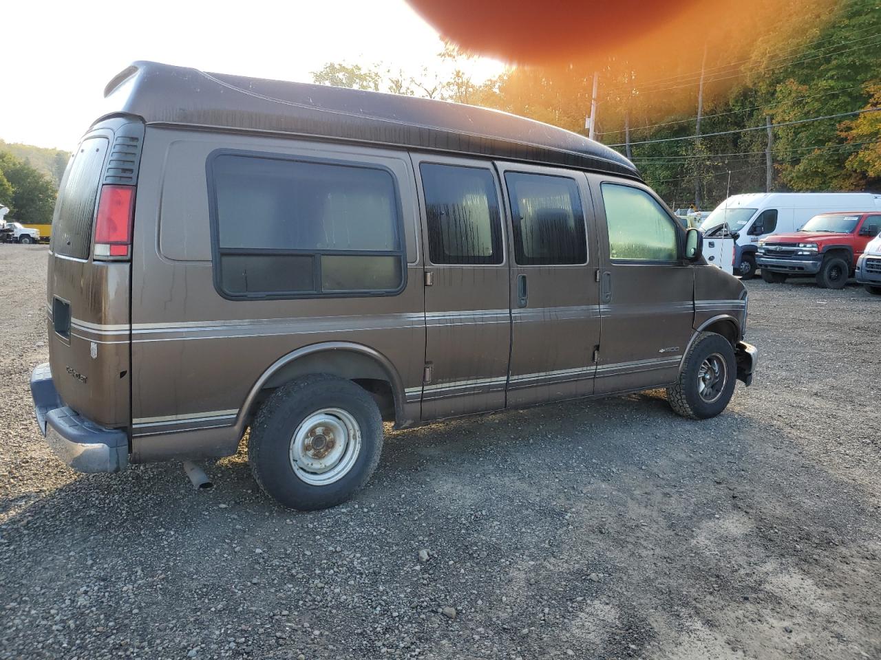 Photo 2 VIN: 1GBFG15R3W1009320 - CHEVROLET EXPRESS 