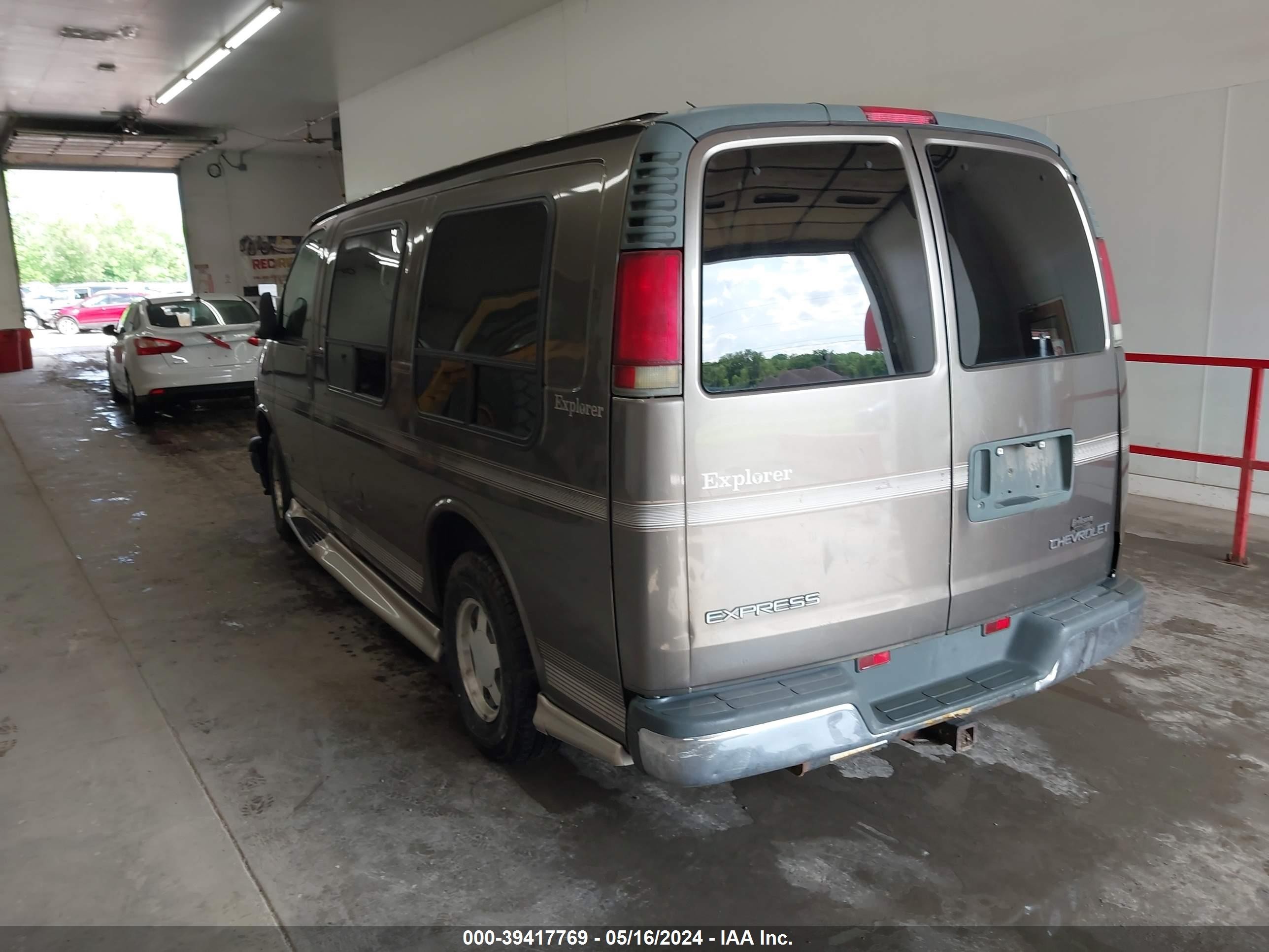 Photo 2 VIN: 1GBFG15R521230170 - CHEVROLET EXPRESS 