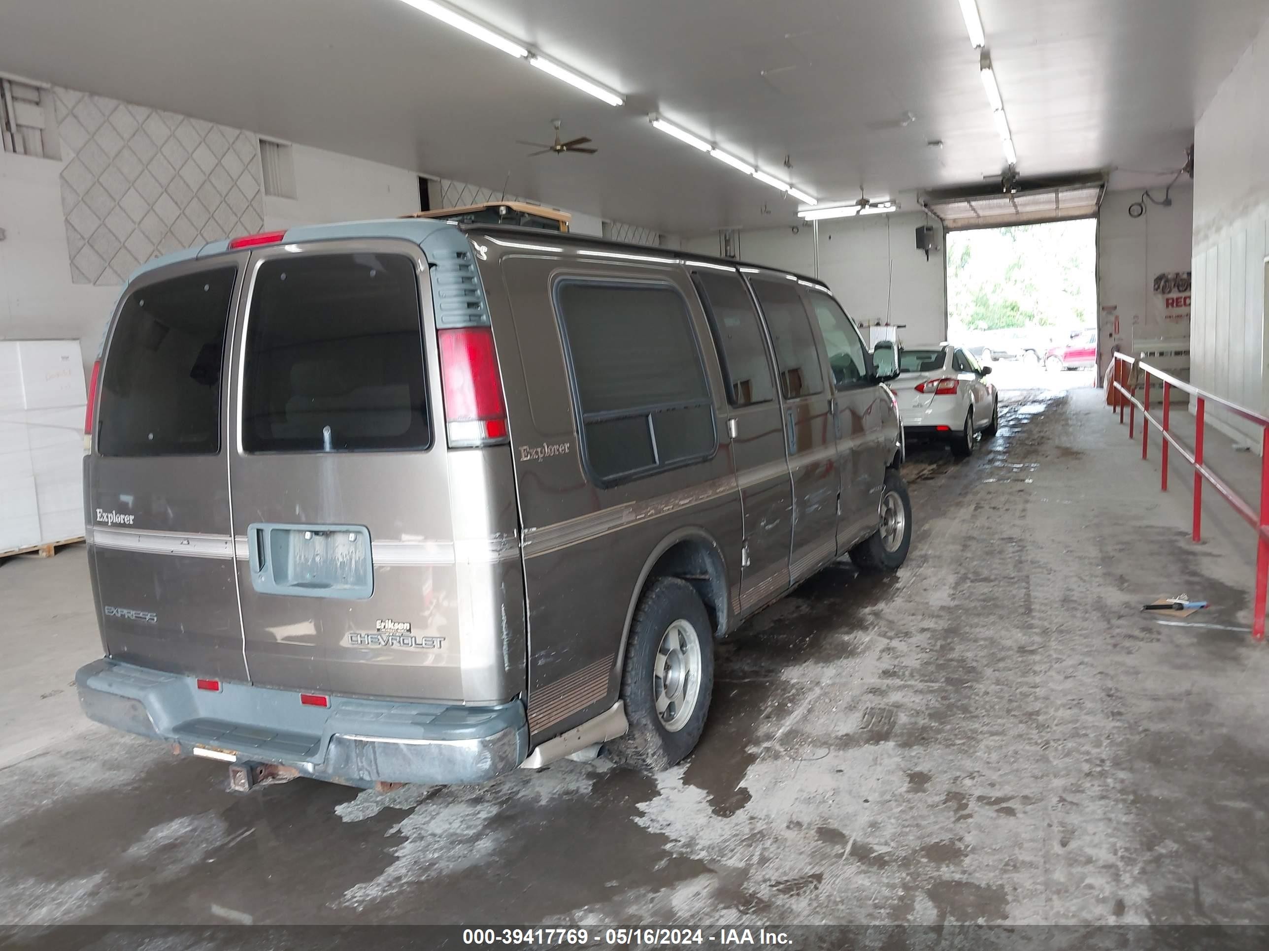 Photo 3 VIN: 1GBFG15R521230170 - CHEVROLET EXPRESS 