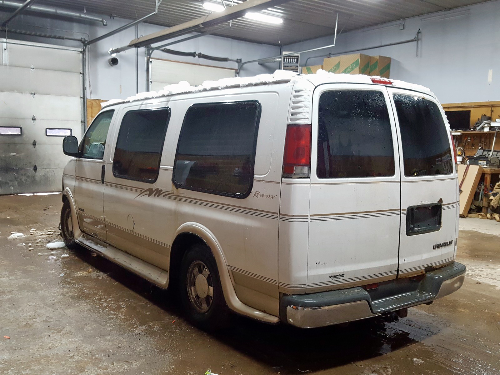 Photo 2 VIN: 1GBFG15R9X1117572 - CHEVROLET EXPRESS G1 