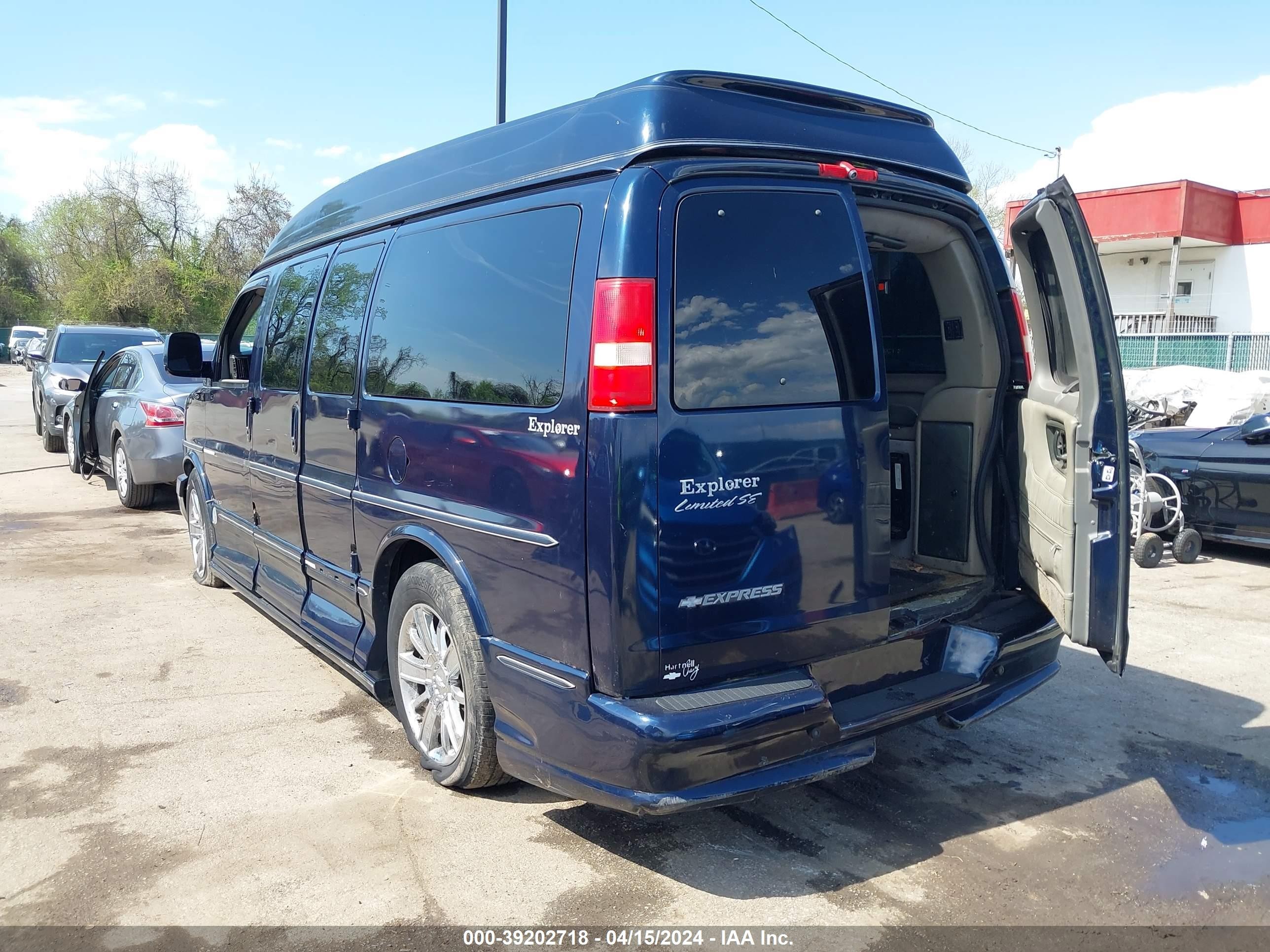 Photo 2 VIN: 1GBFG15T571110551 - CHEVROLET EXPRESS 