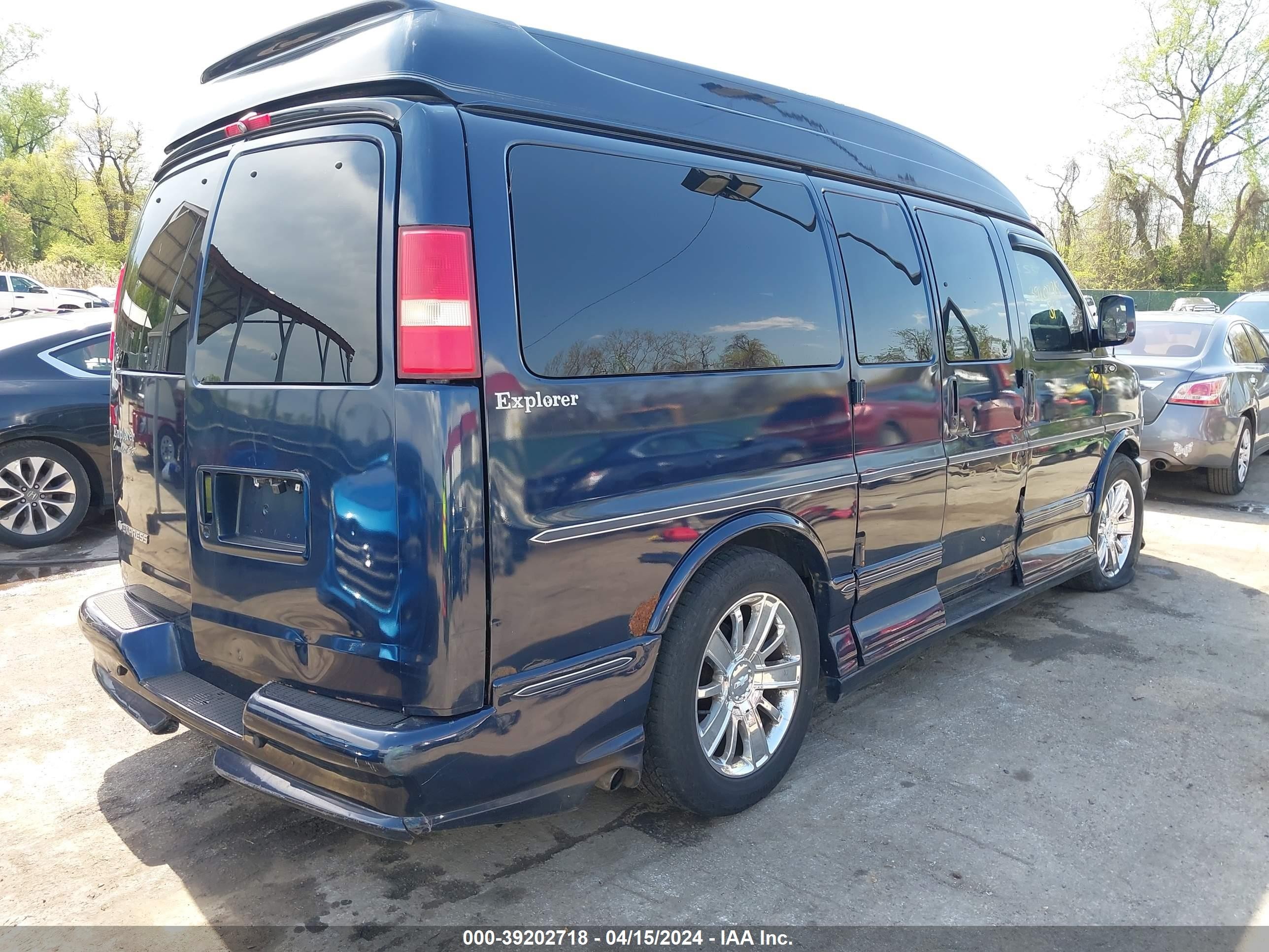 Photo 3 VIN: 1GBFG15T571110551 - CHEVROLET EXPRESS 