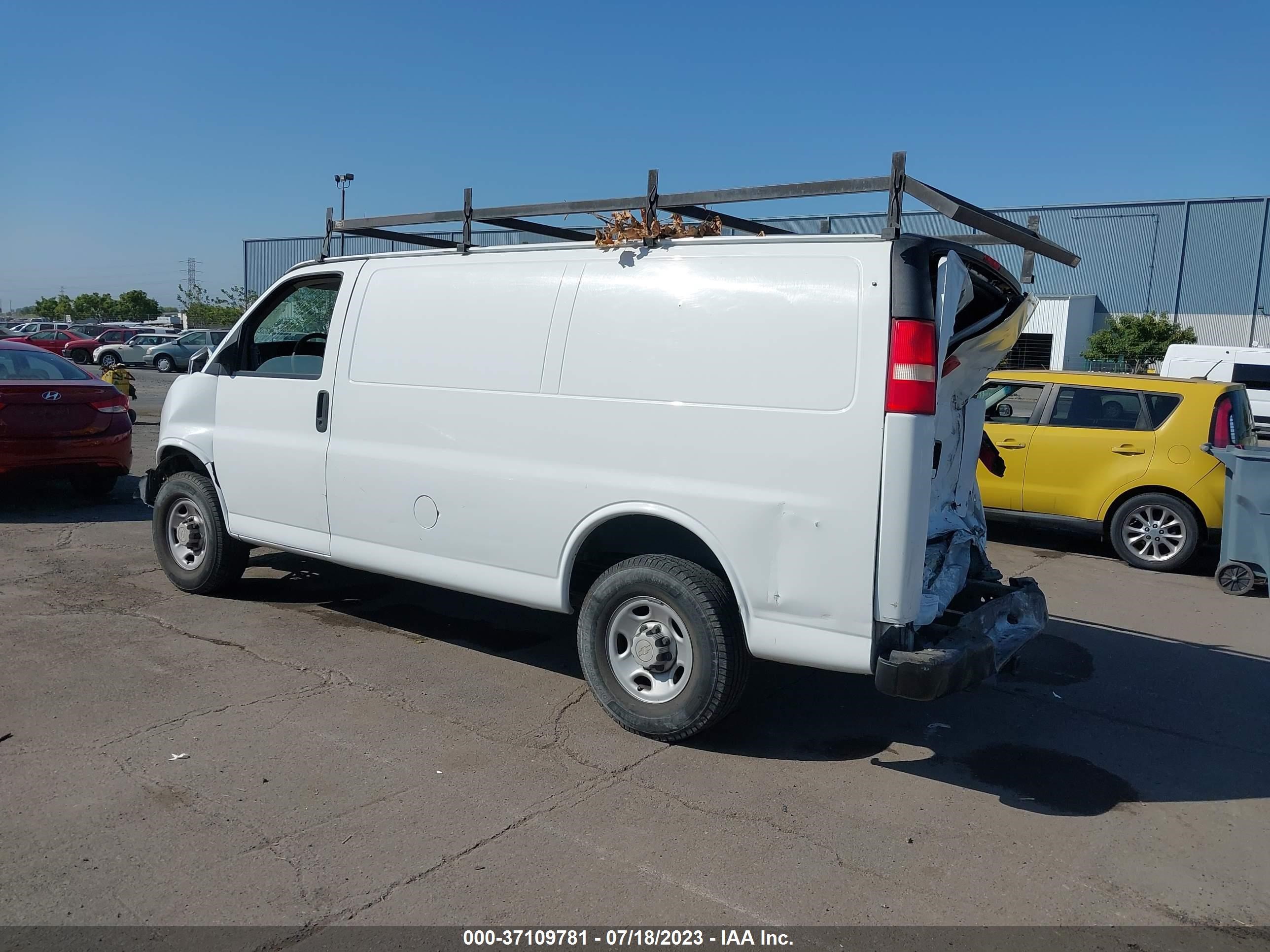 Photo 2 VIN: 1GBGG25C881166818 - CHEVROLET EXPRESS 