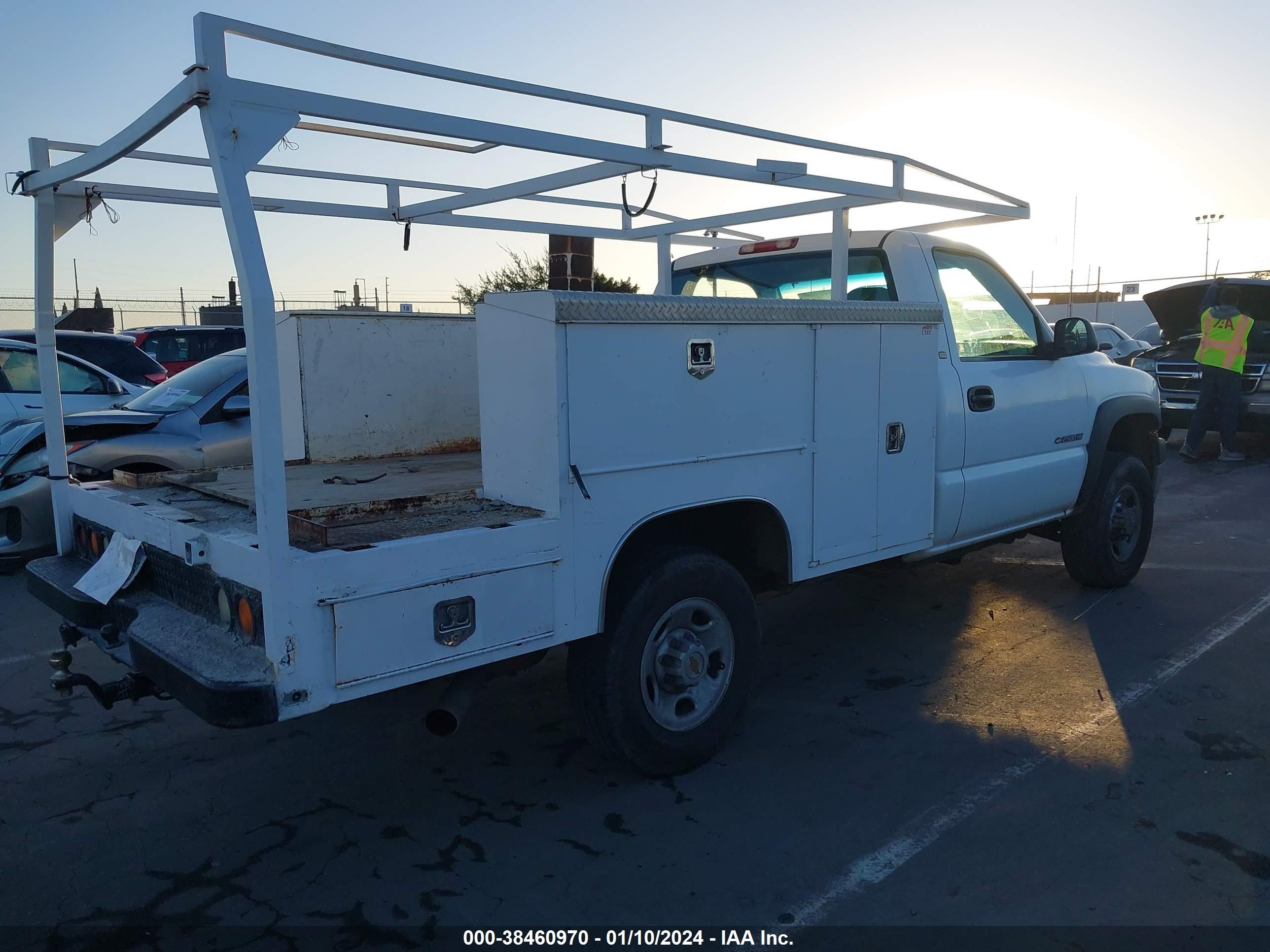 Photo 3 VIN: 1GBHC24U21E148209 - CHEVROLET SILVERADO 