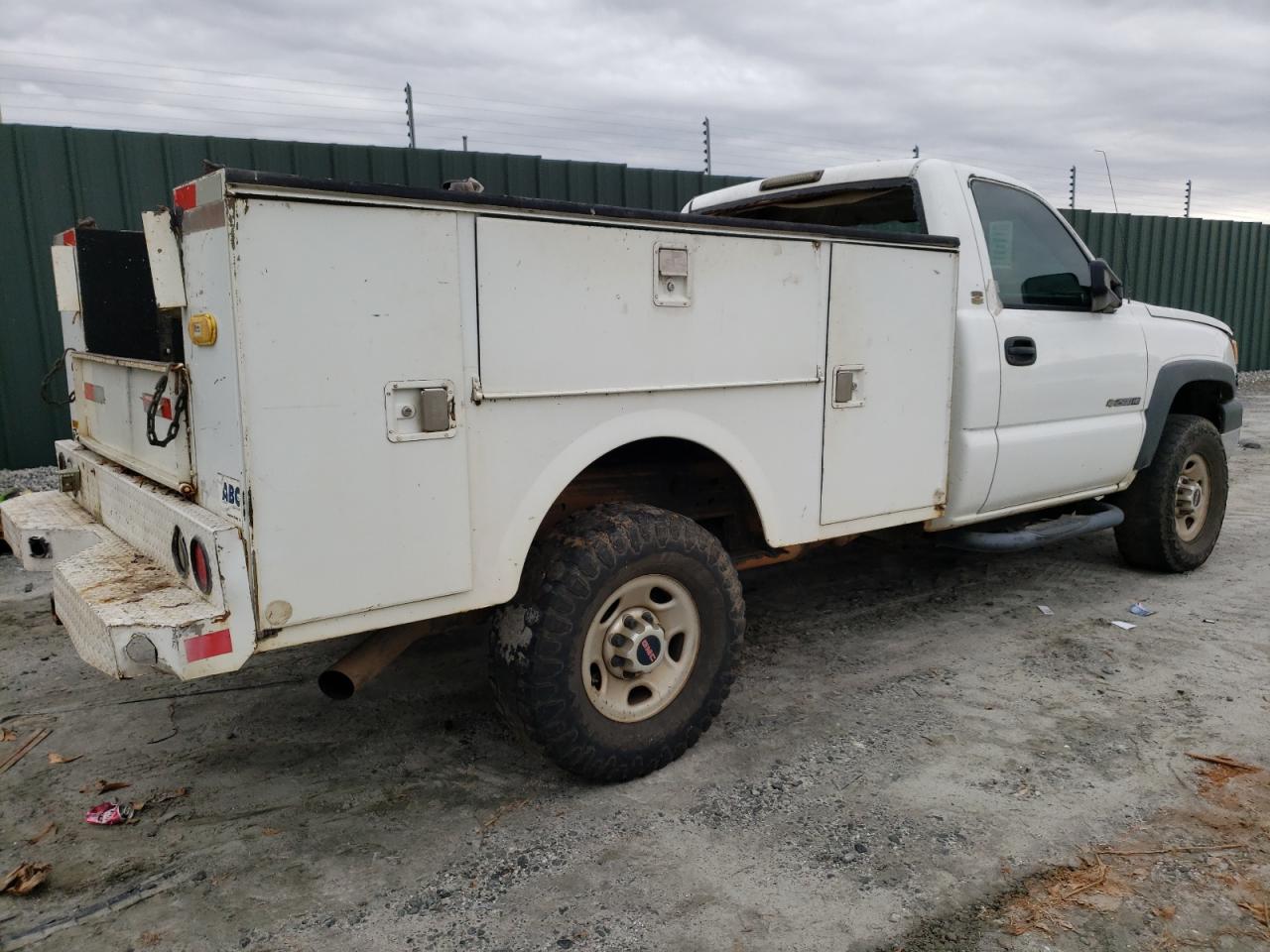 Photo 2 VIN: 1GBHC24U26E101656 - GMC SIERRA 