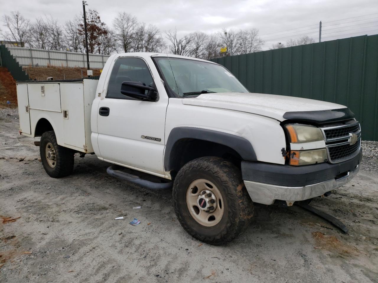 Photo 3 VIN: 1GBHC24U26E101656 - GMC SIERRA 