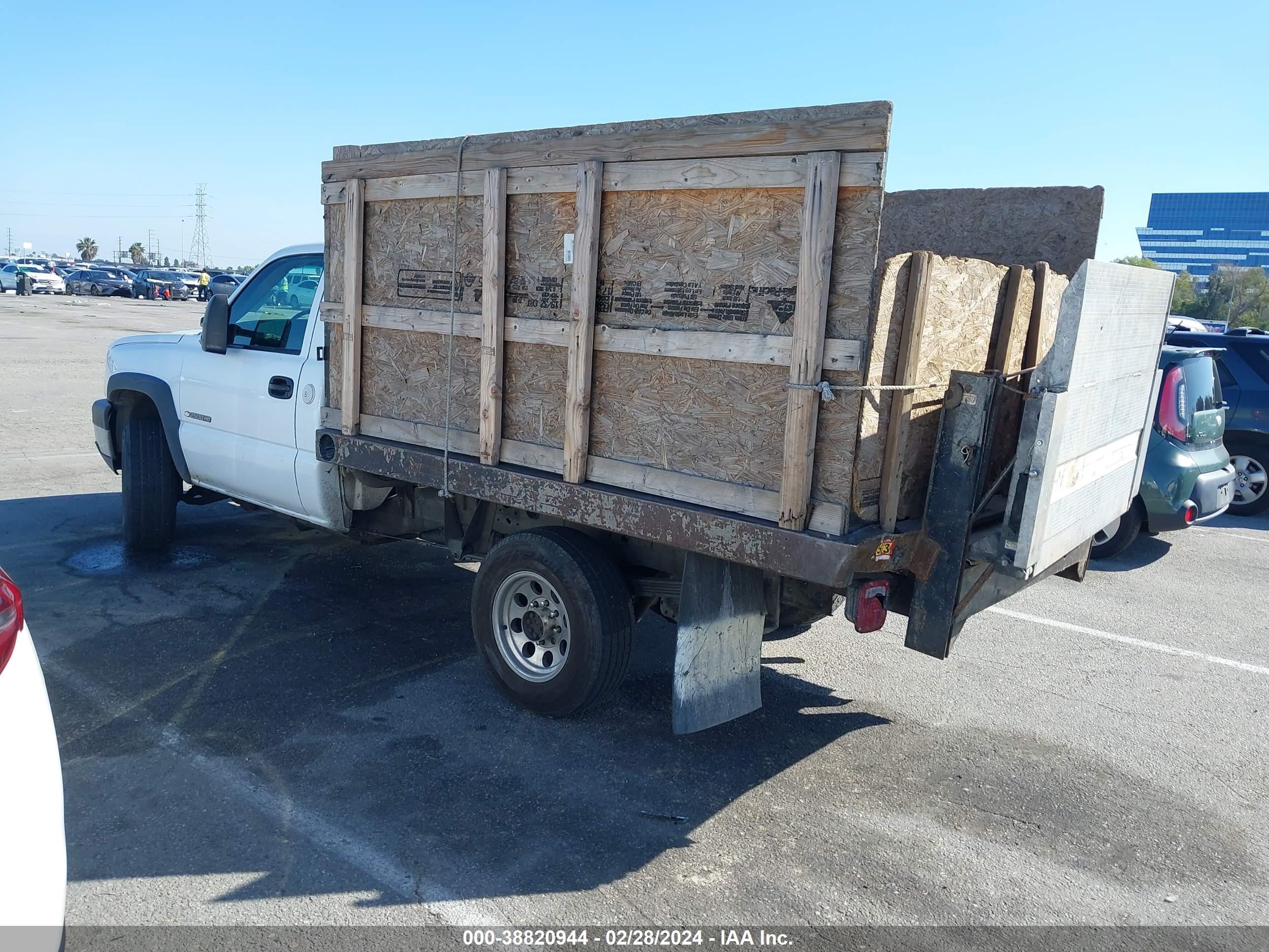 Photo 2 VIN: 1GBHC24U33E339589 - CHEVROLET SILVERADO 