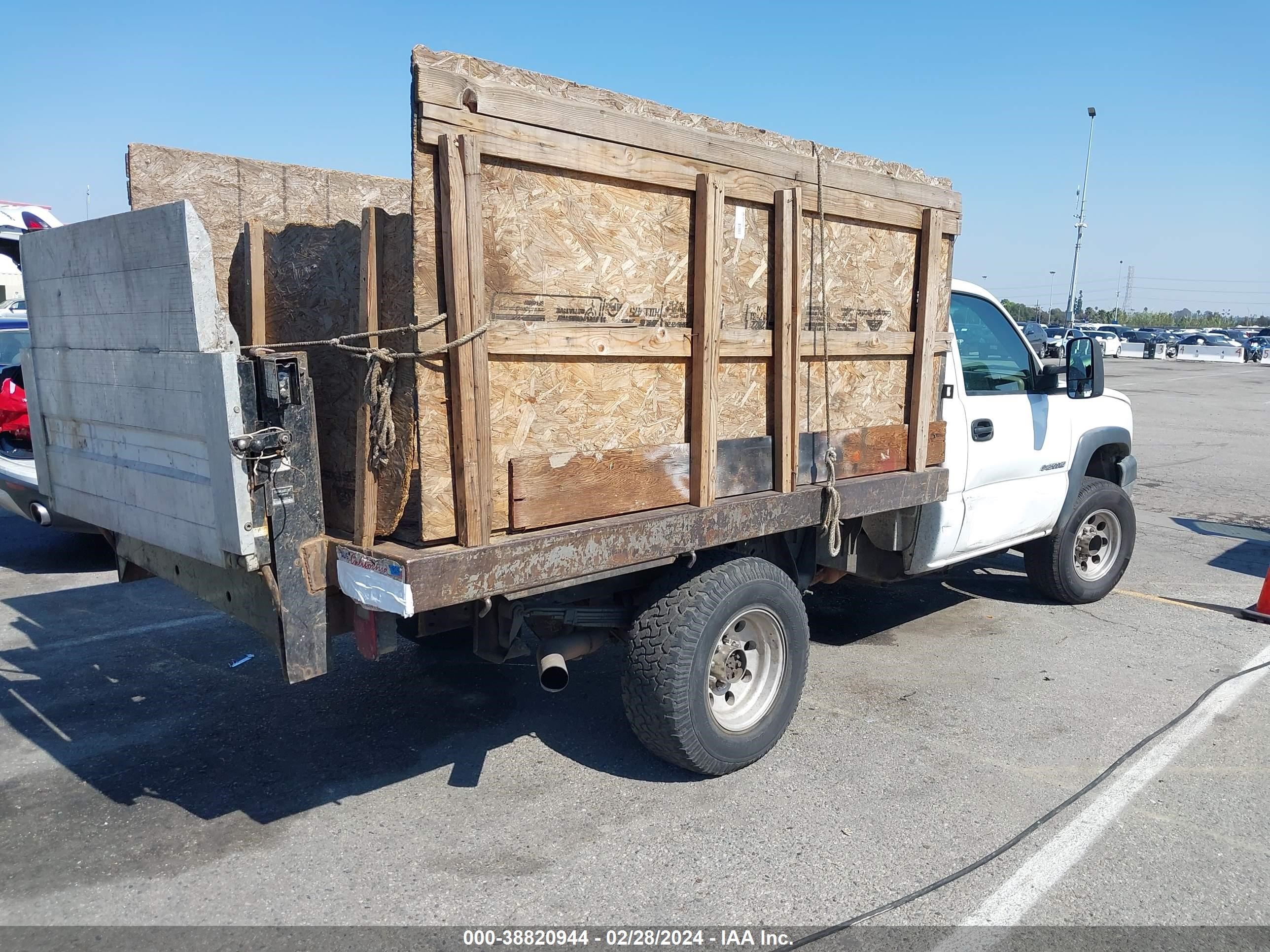 Photo 3 VIN: 1GBHC24U33E339589 - CHEVROLET SILVERADO 