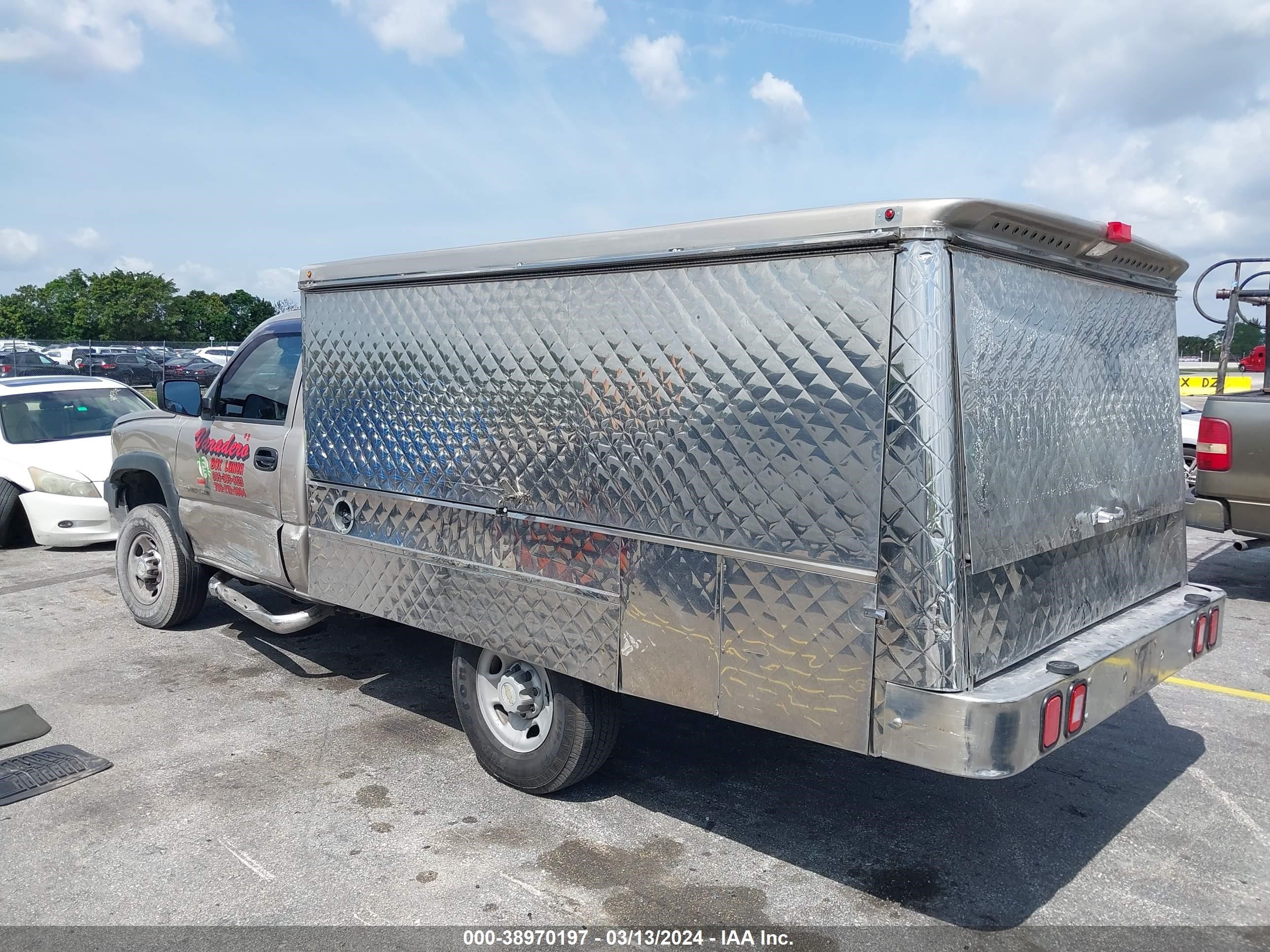 Photo 2 VIN: 1GBHC24U35E314923 - CHEVROLET SILVERADO 