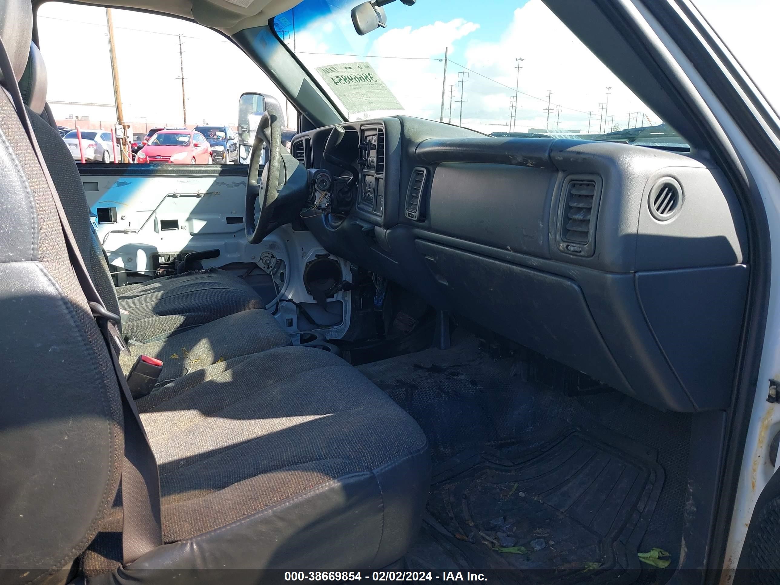 Photo 4 VIN: 1GBHC24U42E245882 - CHEVROLET SILVERADO 