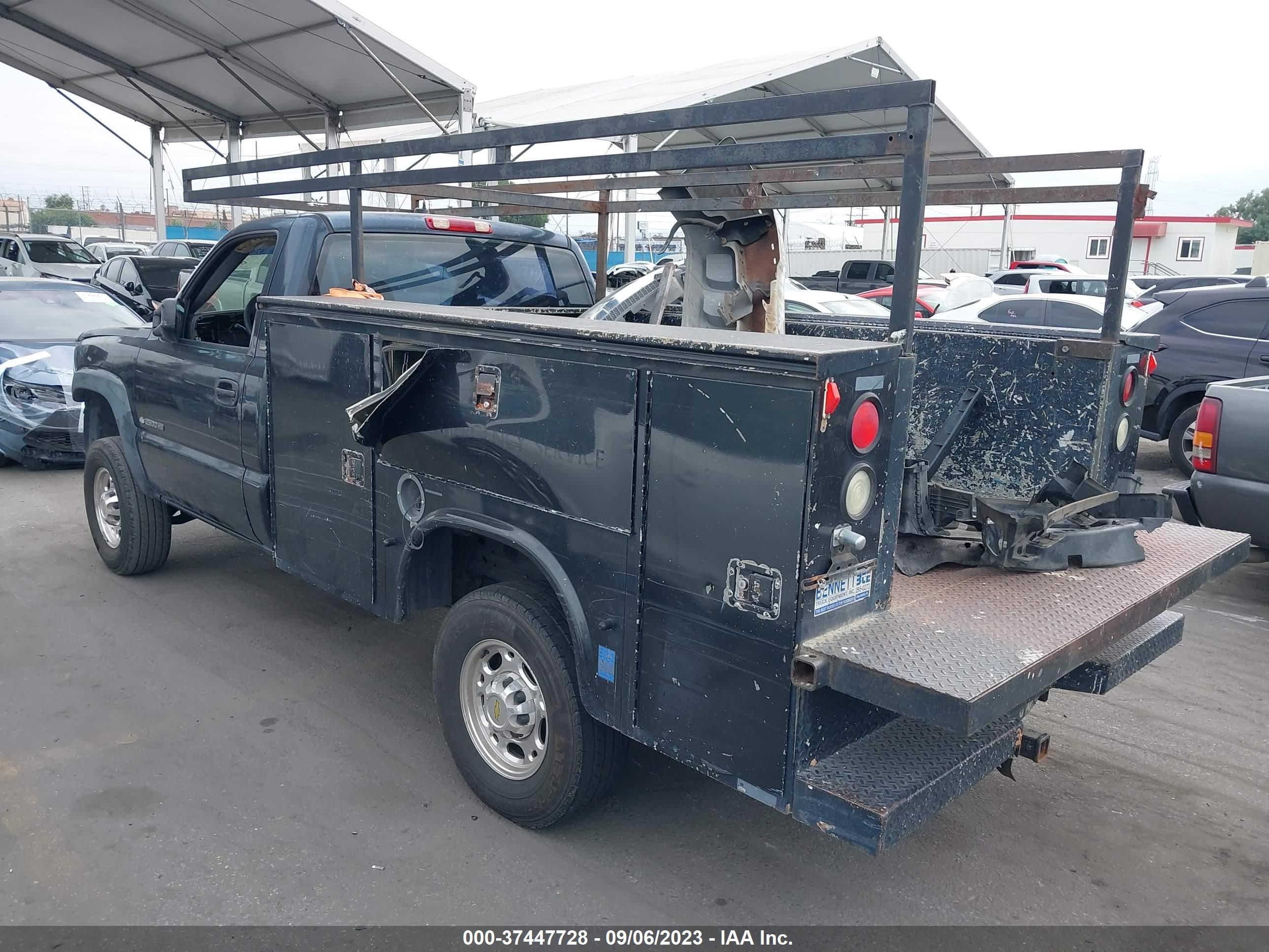 Photo 2 VIN: 1GBHC24U44E308742 - CHEVROLET SILVERADO 