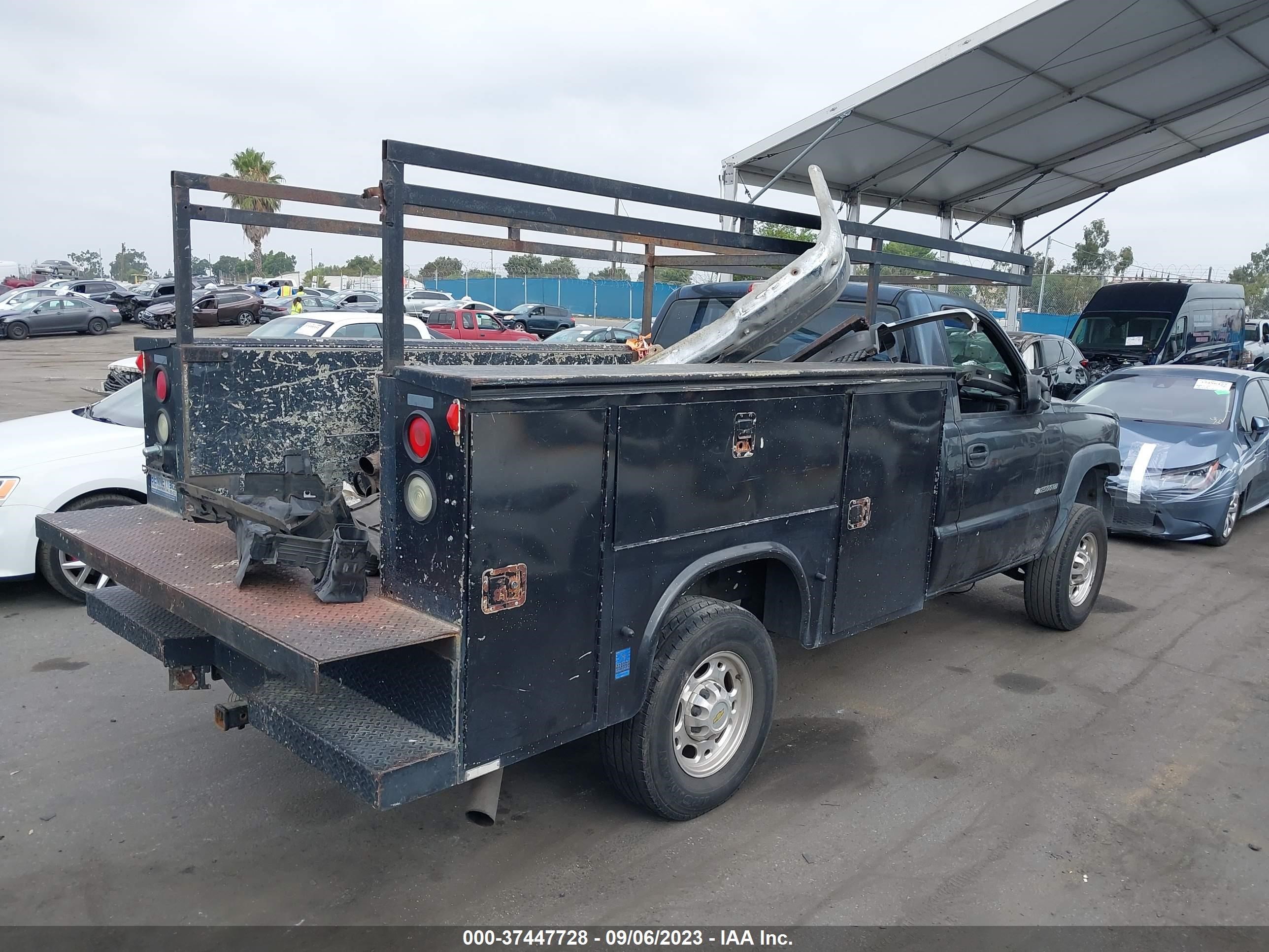 Photo 3 VIN: 1GBHC24U44E308742 - CHEVROLET SILVERADO 