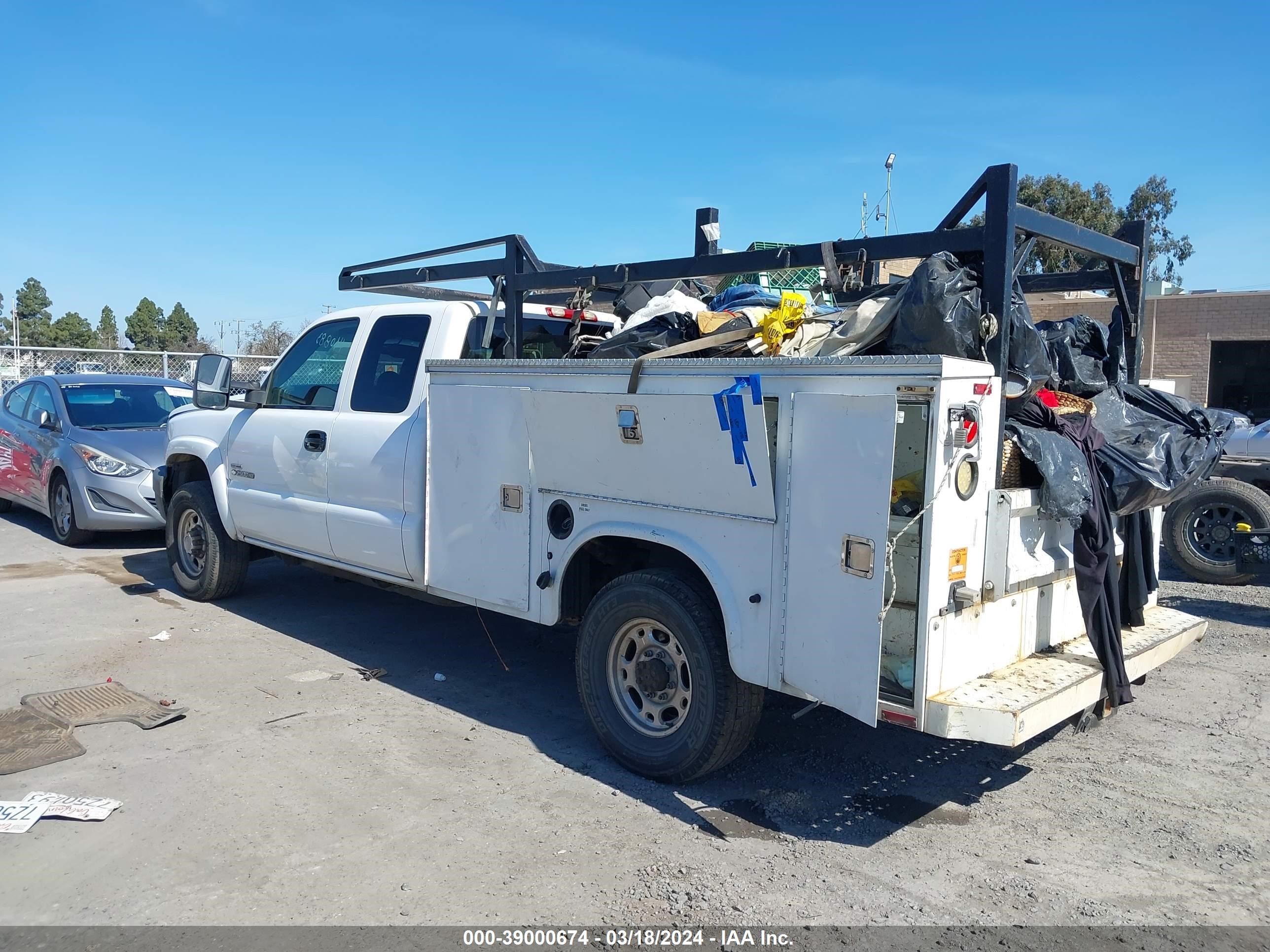 Photo 2 VIN: 1GBHC29D66E164655 - CHEVROLET SILVERADO 