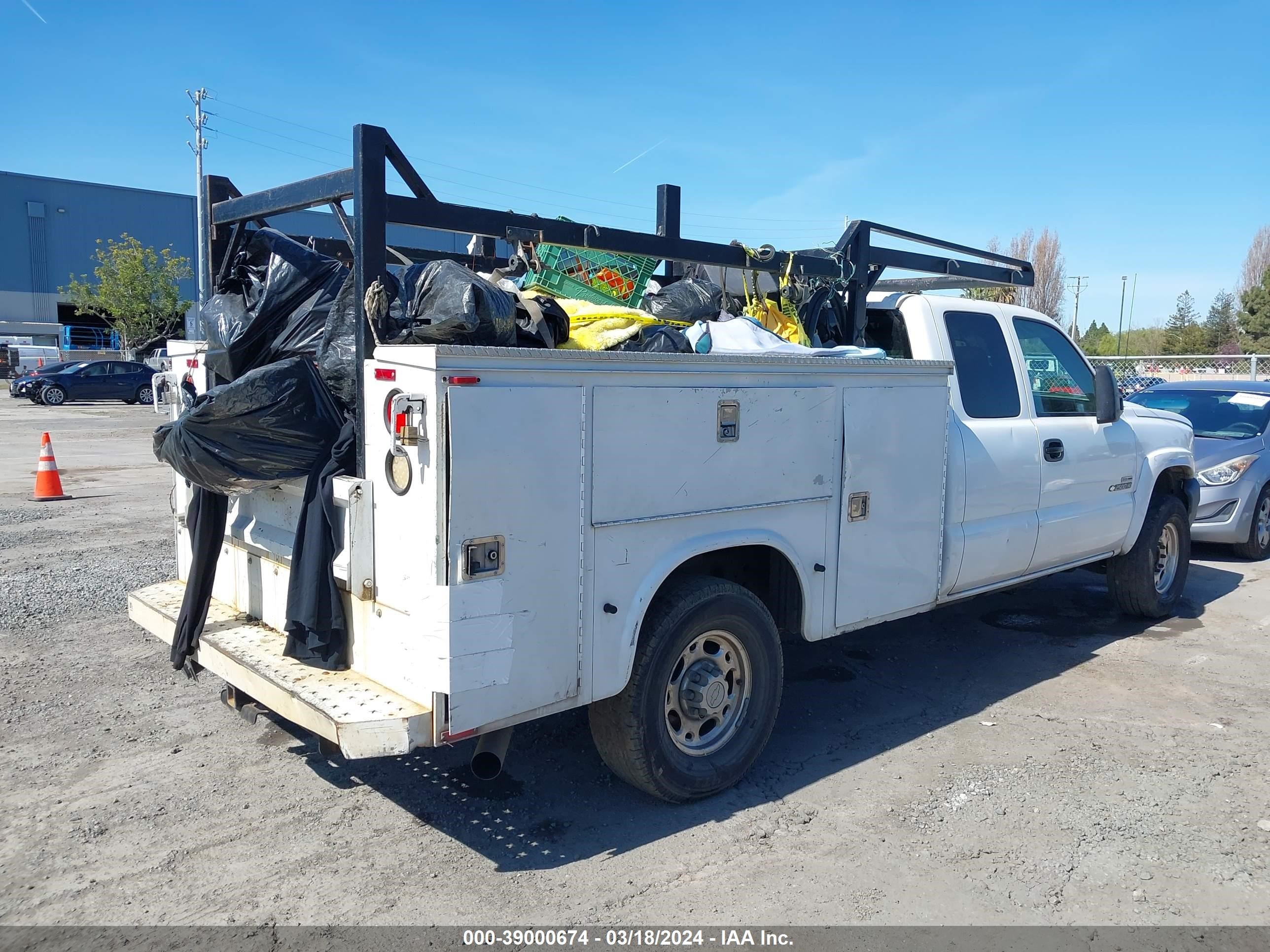 Photo 3 VIN: 1GBHC29D66E164655 - CHEVROLET SILVERADO 