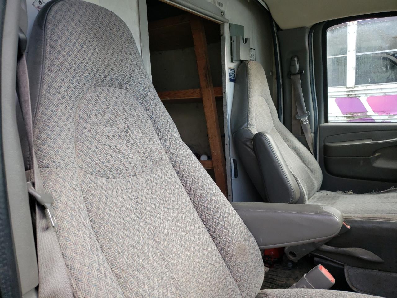 Photo 10 VIN: 1GBHG31U051105015 - CHEVROLET EXPRESS 