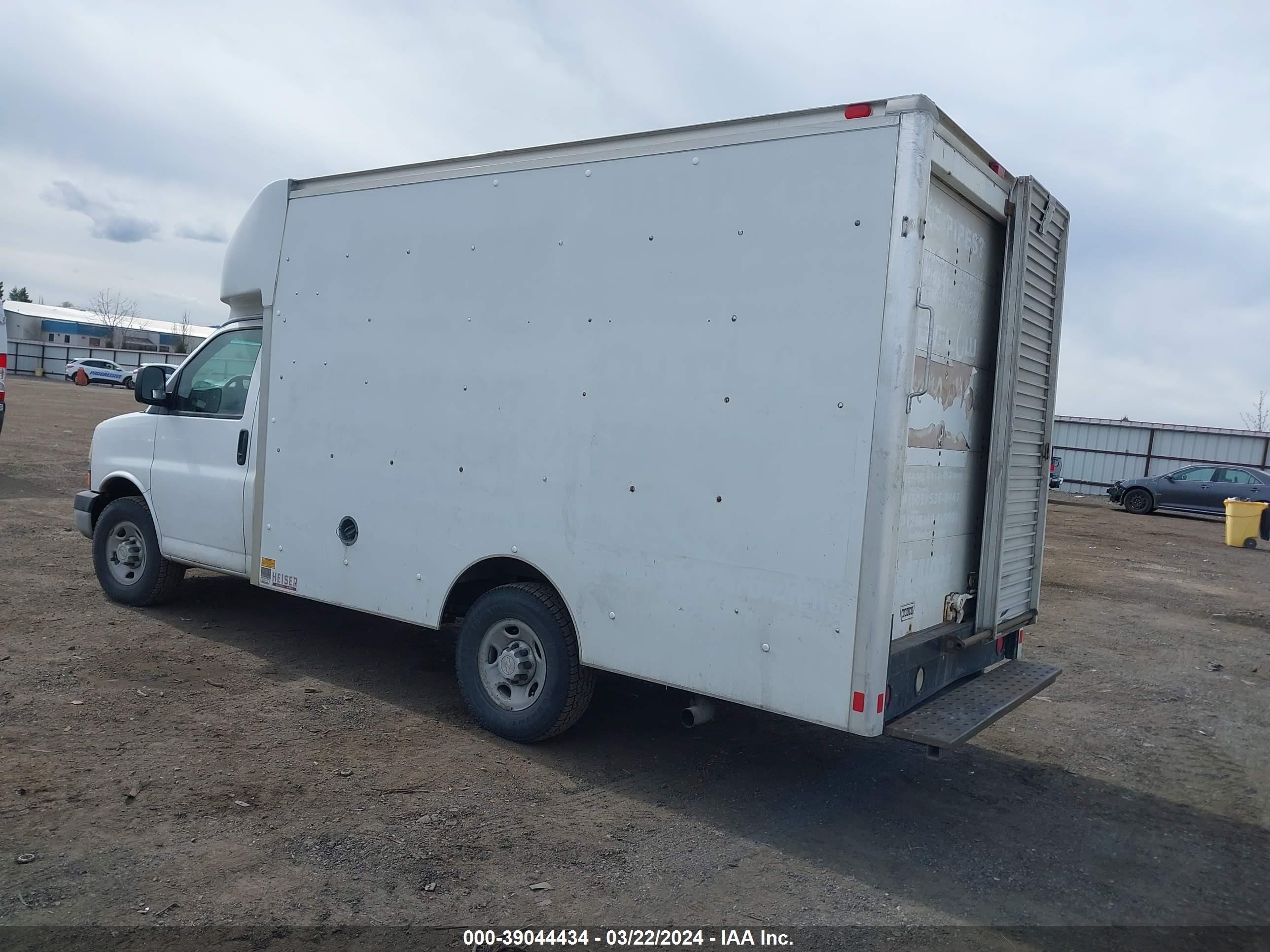 Photo 2 VIN: 1GBHG31U771230998 - CHEVROLET EXPRESS 