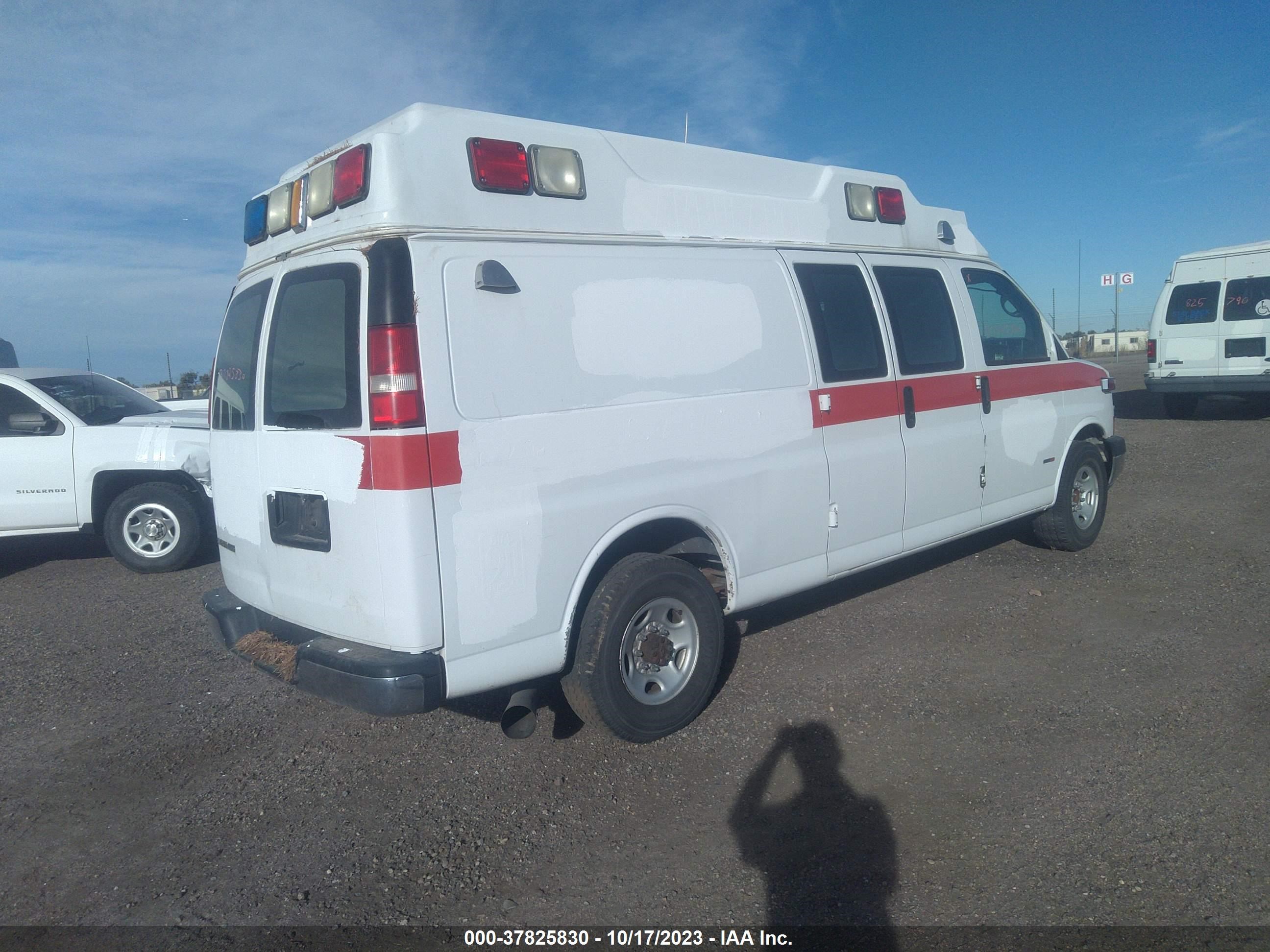 Photo 3 VIN: 1GBHG396081151812 - CHEVROLET EXPRESS 