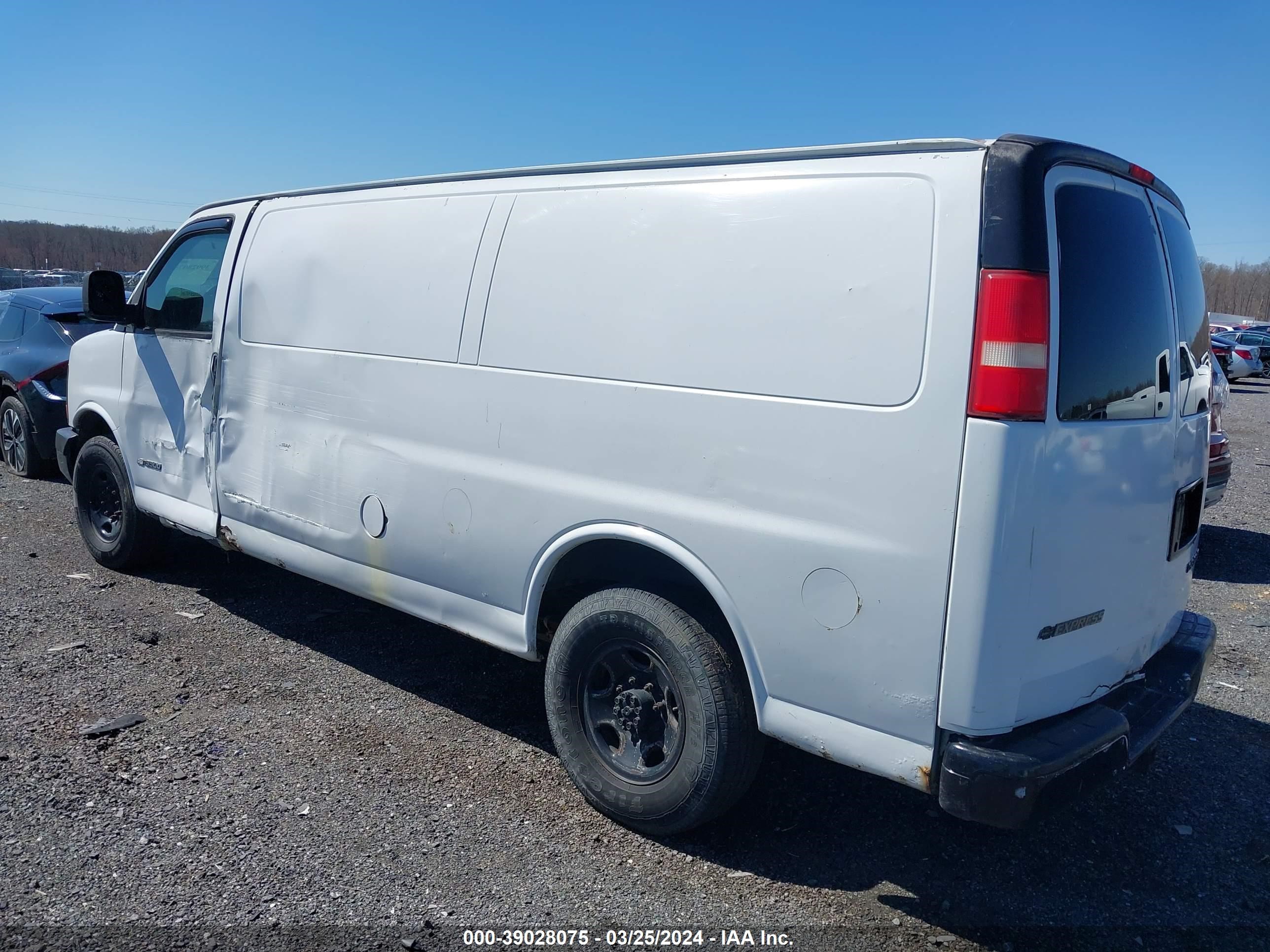 Photo 2 VIN: 1GBHG39U131178377 - CHEVROLET EXPRESS 