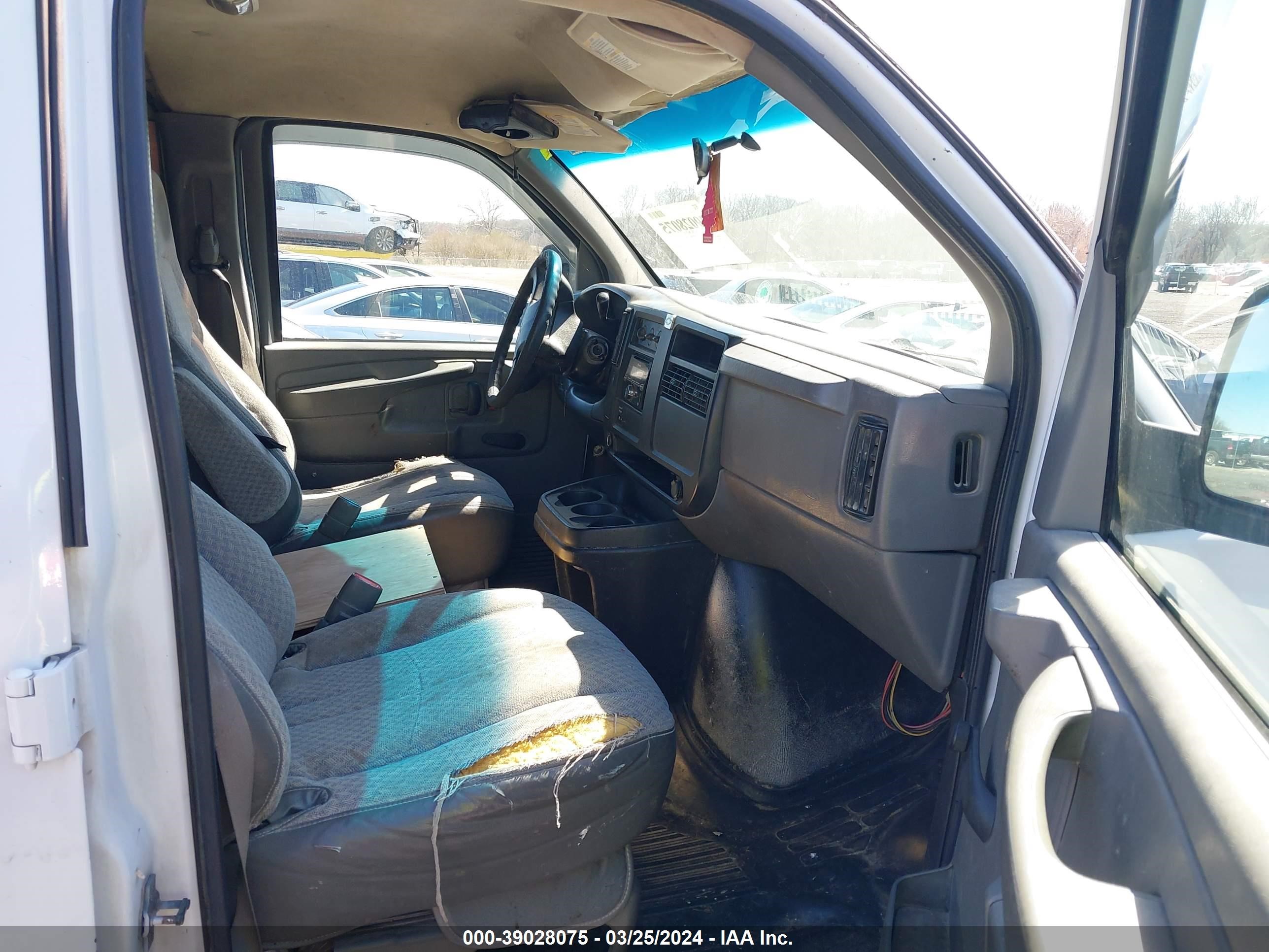 Photo 4 VIN: 1GBHG39U131178377 - CHEVROLET EXPRESS 