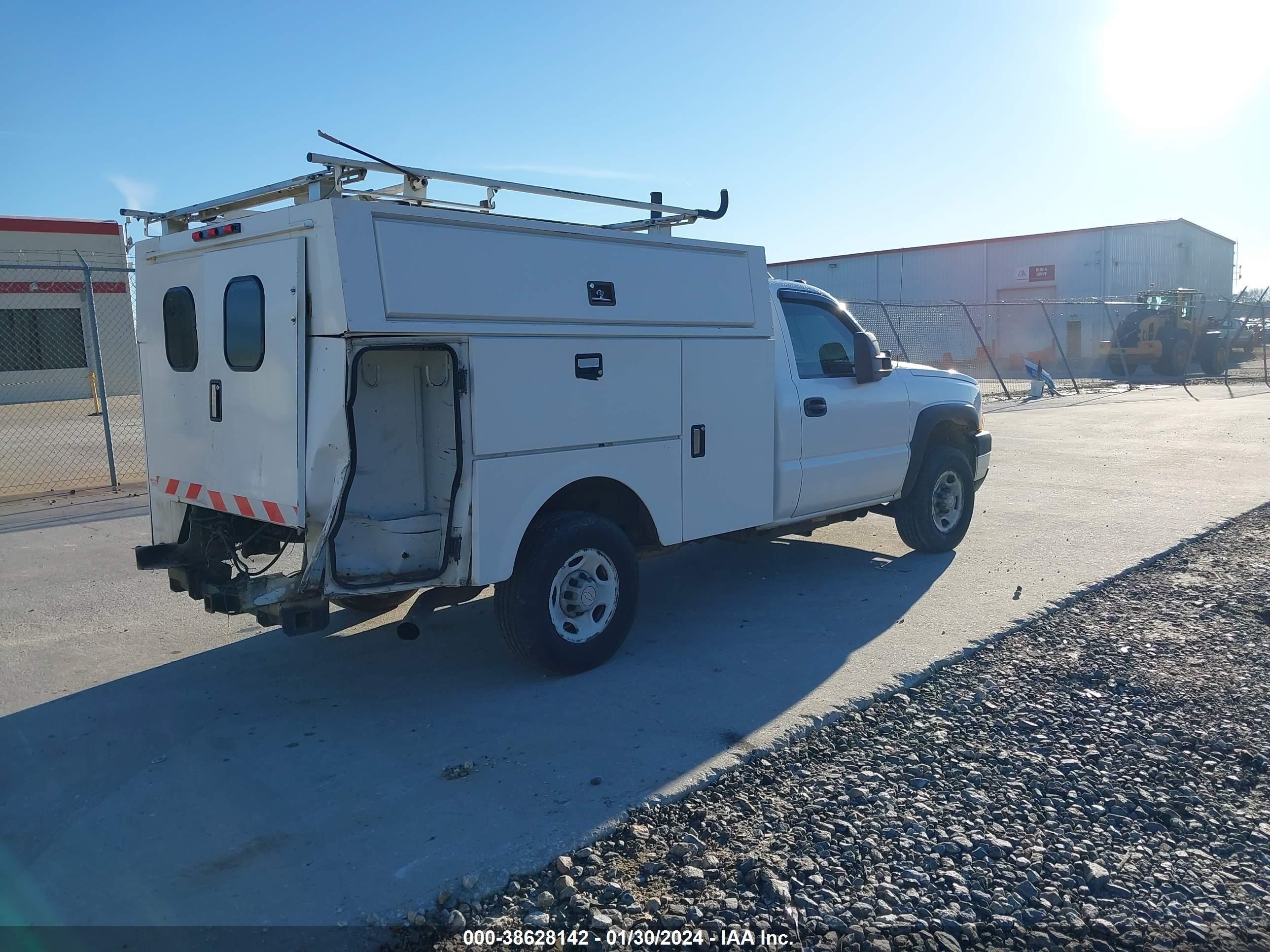 Photo 3 VIN: 1GBHK24U16E216168 - CHEVROLET SILVERADO 