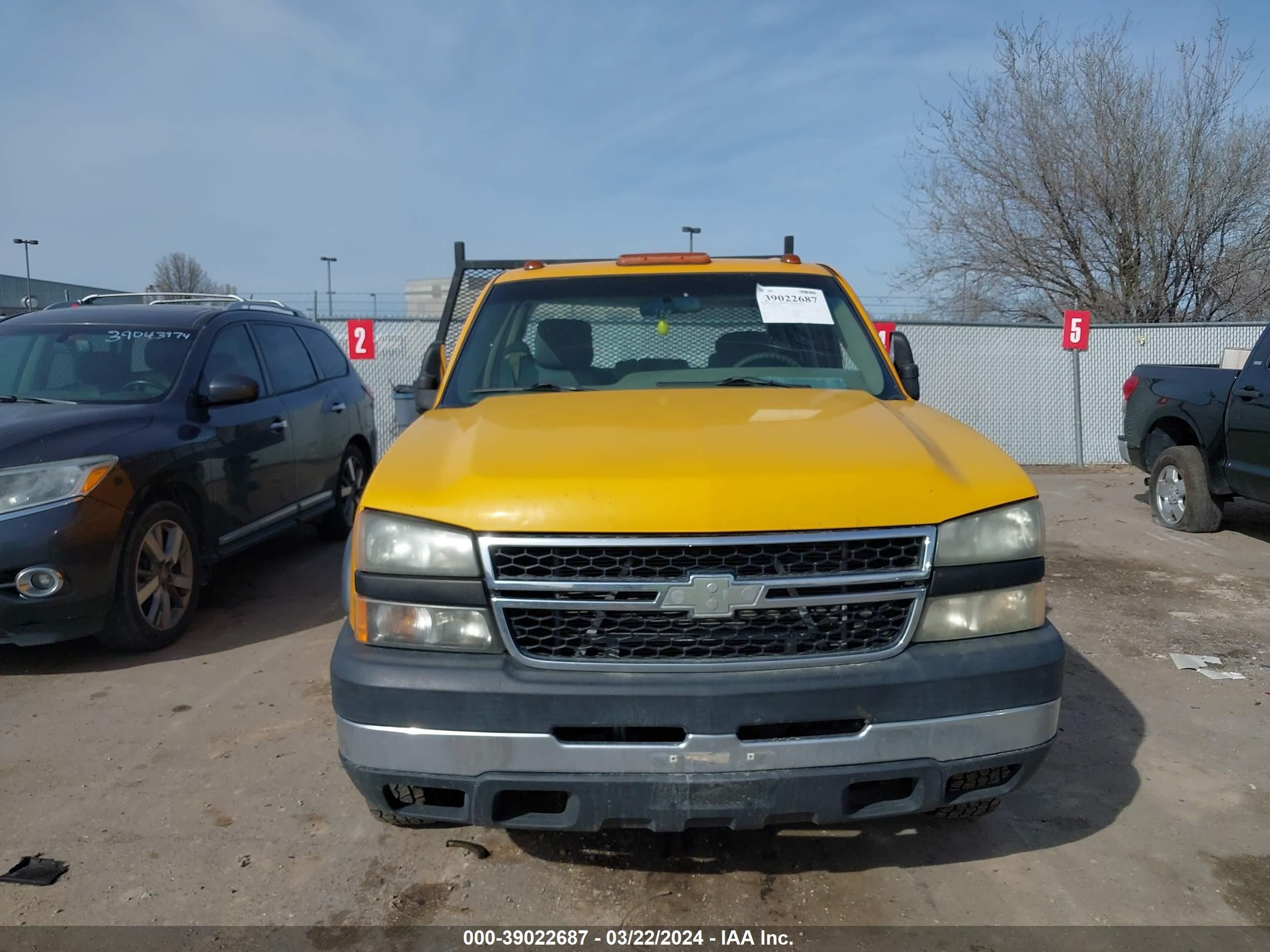 Photo 11 VIN: 1GBJC33D17F124270 - CHEVROLET SILVERADO 