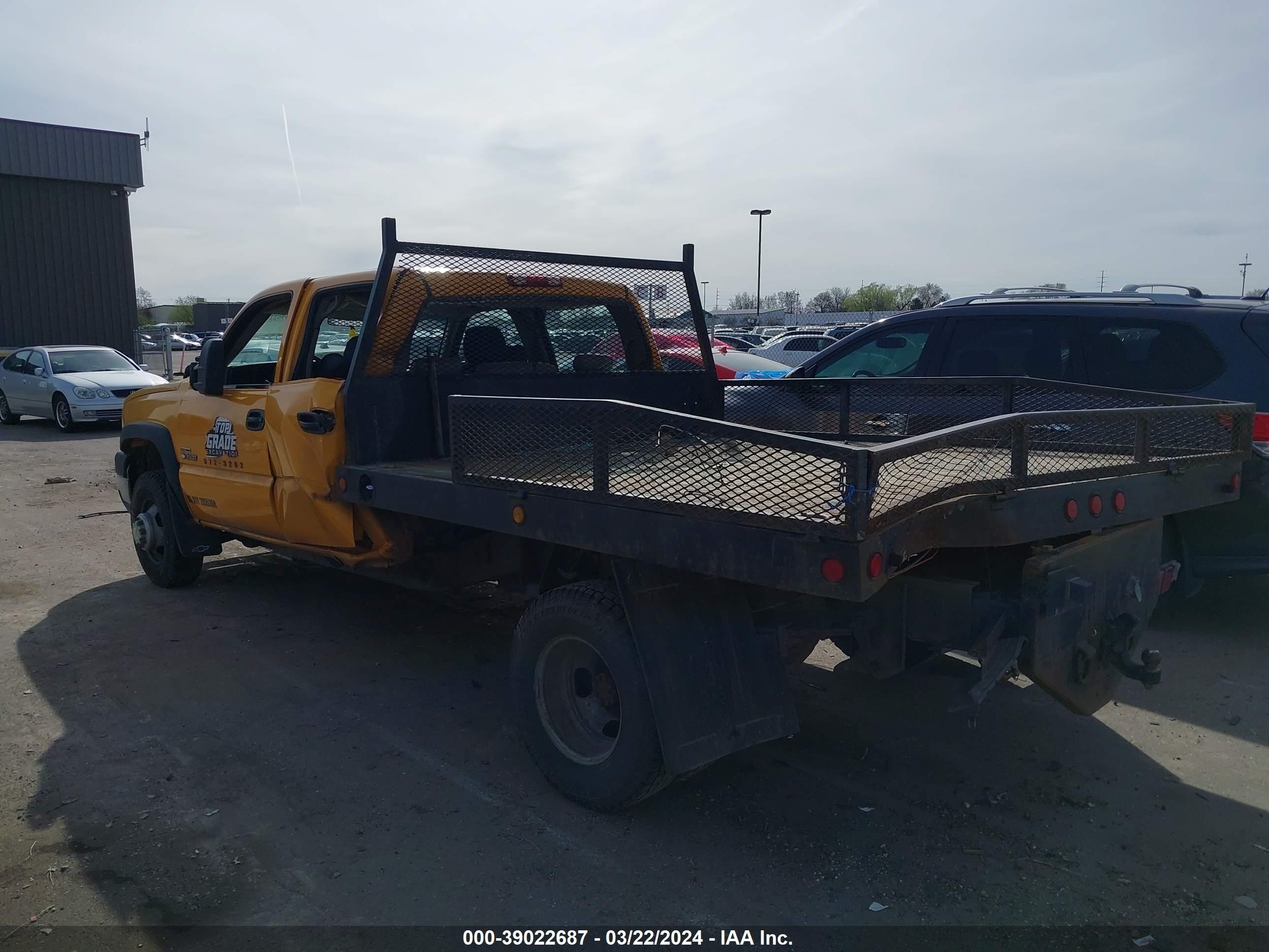 Photo 2 VIN: 1GBJC33D17F124270 - CHEVROLET SILVERADO 